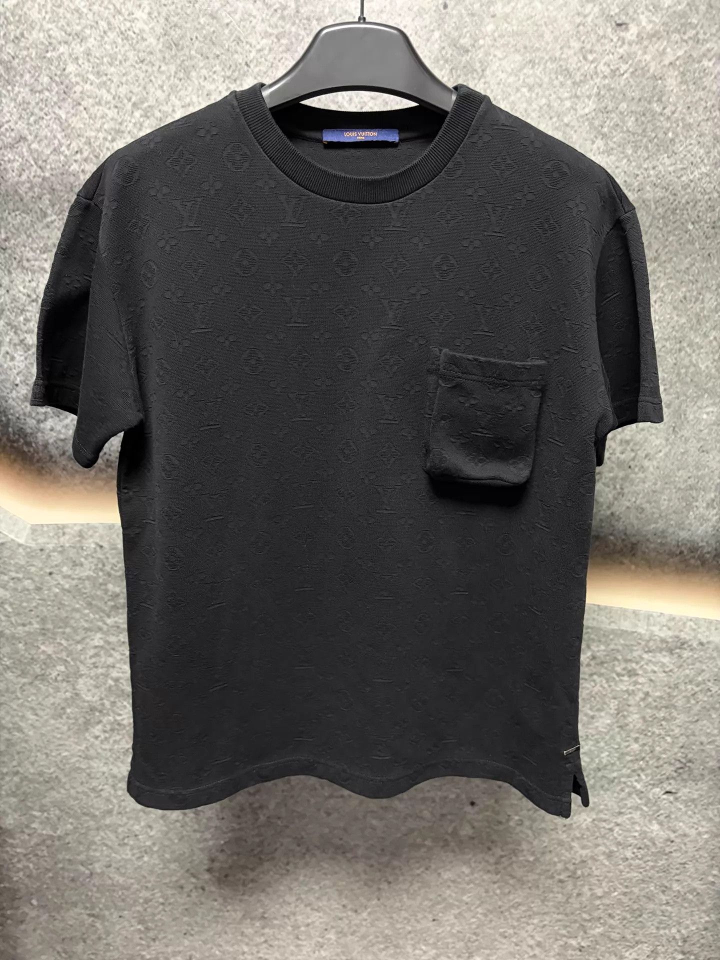 Louis Vuitton LV Men's S Short Sleeve Tee Size US S / EU 44-46 / 1 - 1 Thumbnail
