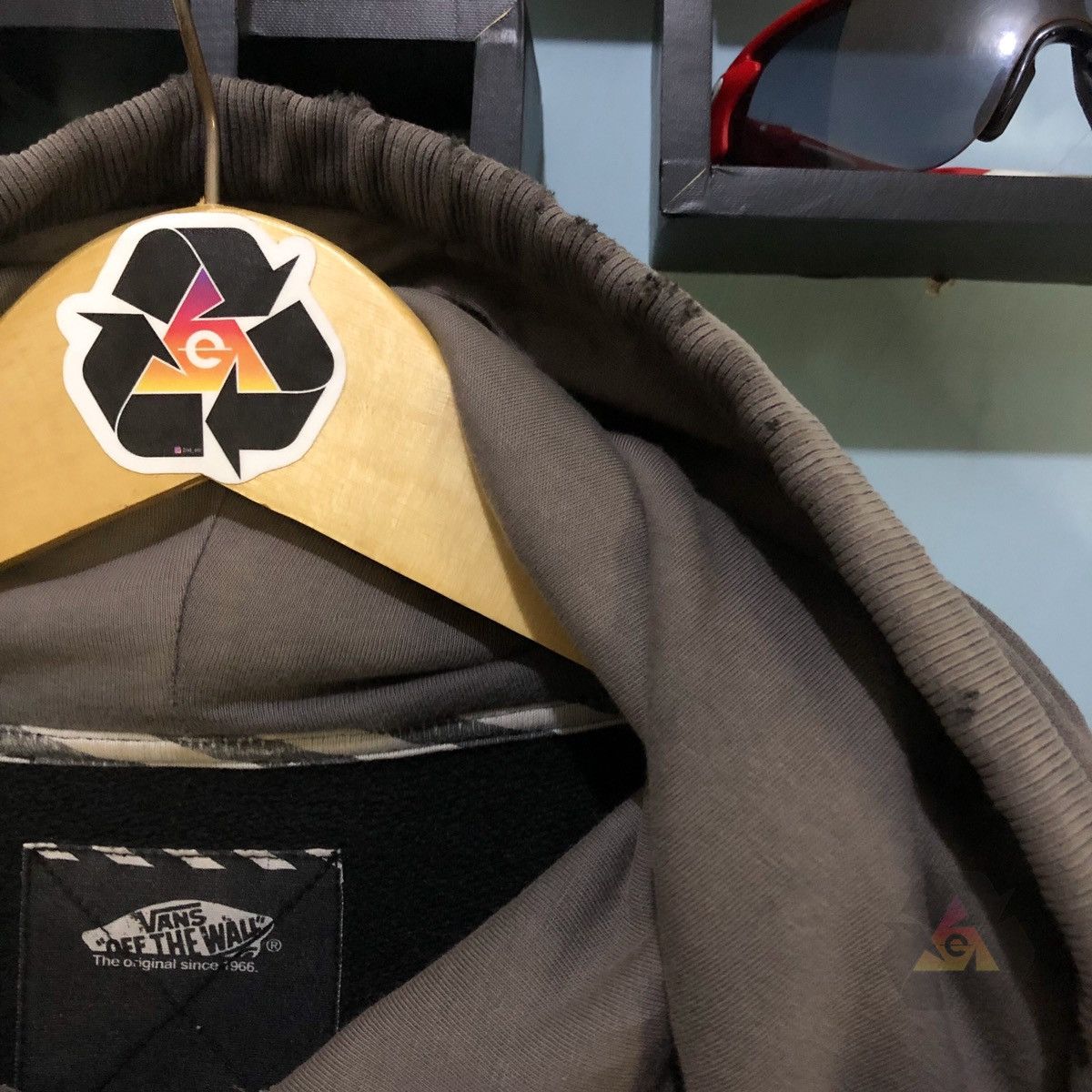 Japanese Brand × Vans × Vintage Vintage THRASHED VANS Big Logo Hoodie Size US M / EU 48-50 / 2 - 7 Thumbnail