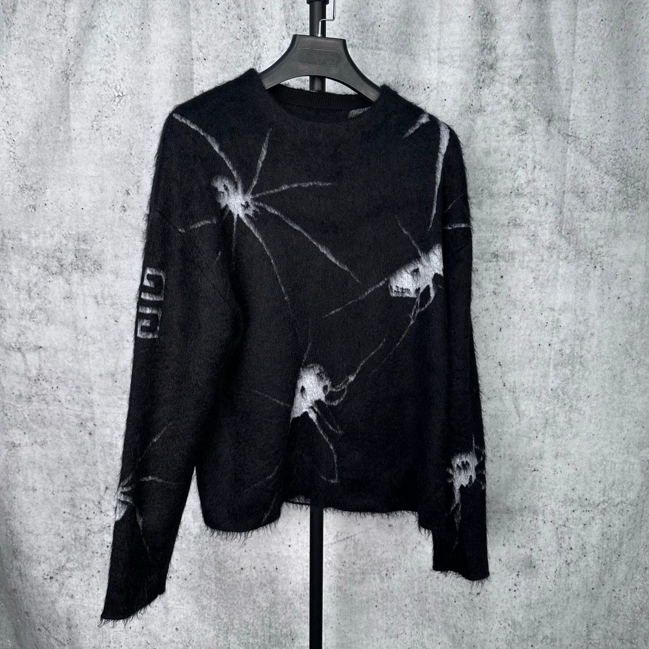 Givenchy Givenchy Spider Print Knit Sweater in Black Size XS / US 0-2 / IT 36-38 - 1 Thumbnail