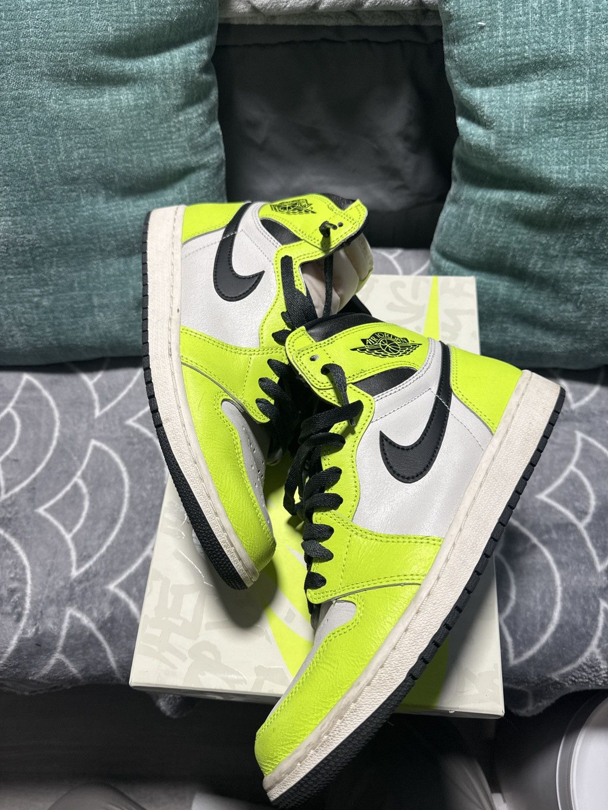 Jordan Brand Jordan Retro 1 HI OG “Visionaries” Size US 9.5 / EU 42-43 - 4 Thumbnail