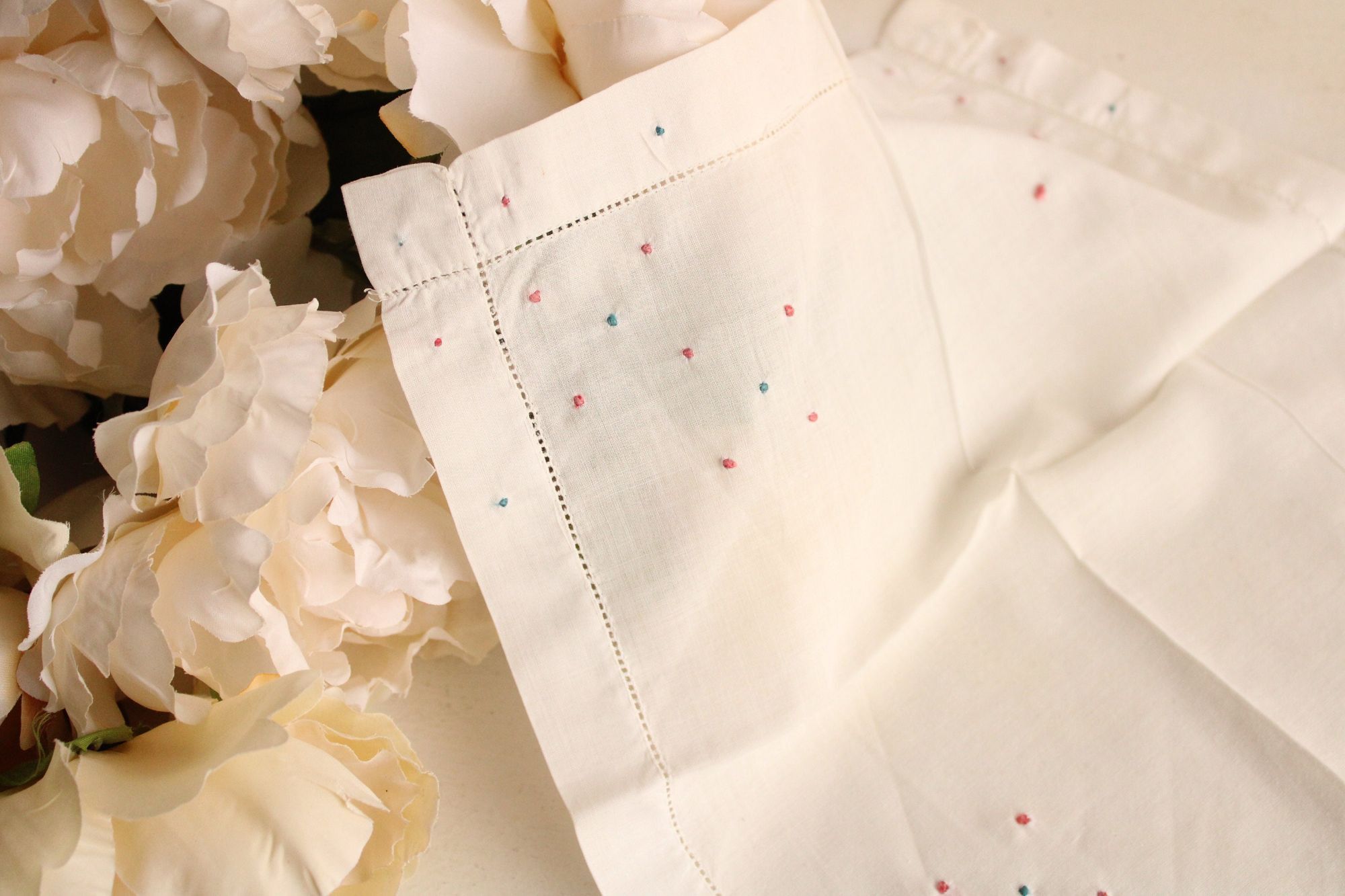 Vintage Vintage Handkerchief, White Linen with Pink and Blue Swiss D Size ONE SIZE - 7 Thumbnail