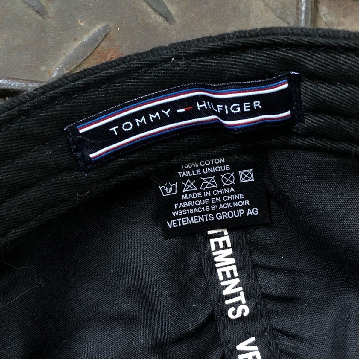 Tommy Hilfiger × Vetements Vetements x Tommy Hilfiger Embroidery Dad Cap Size ONE SIZE - 9 Thumbnail