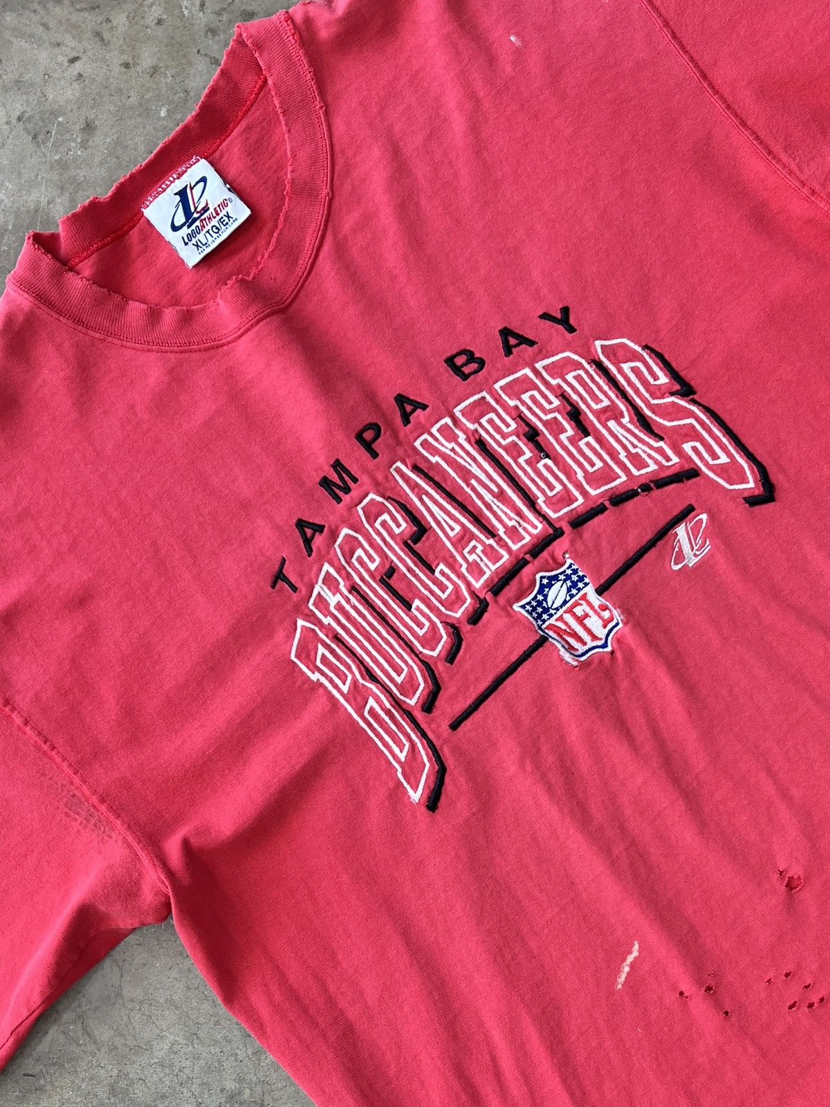 NFL × Vintage Vintage NFL 90s Tampa Bay Buccaneers Single Stitch Tee XL Size US XL / EU 56 / 4 - 1 Thumbnail