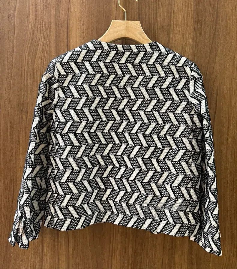Chanel Chanel Black and white striped short coat Size XS / US 0-2 / IT 36-38 - 2 Thumbnail