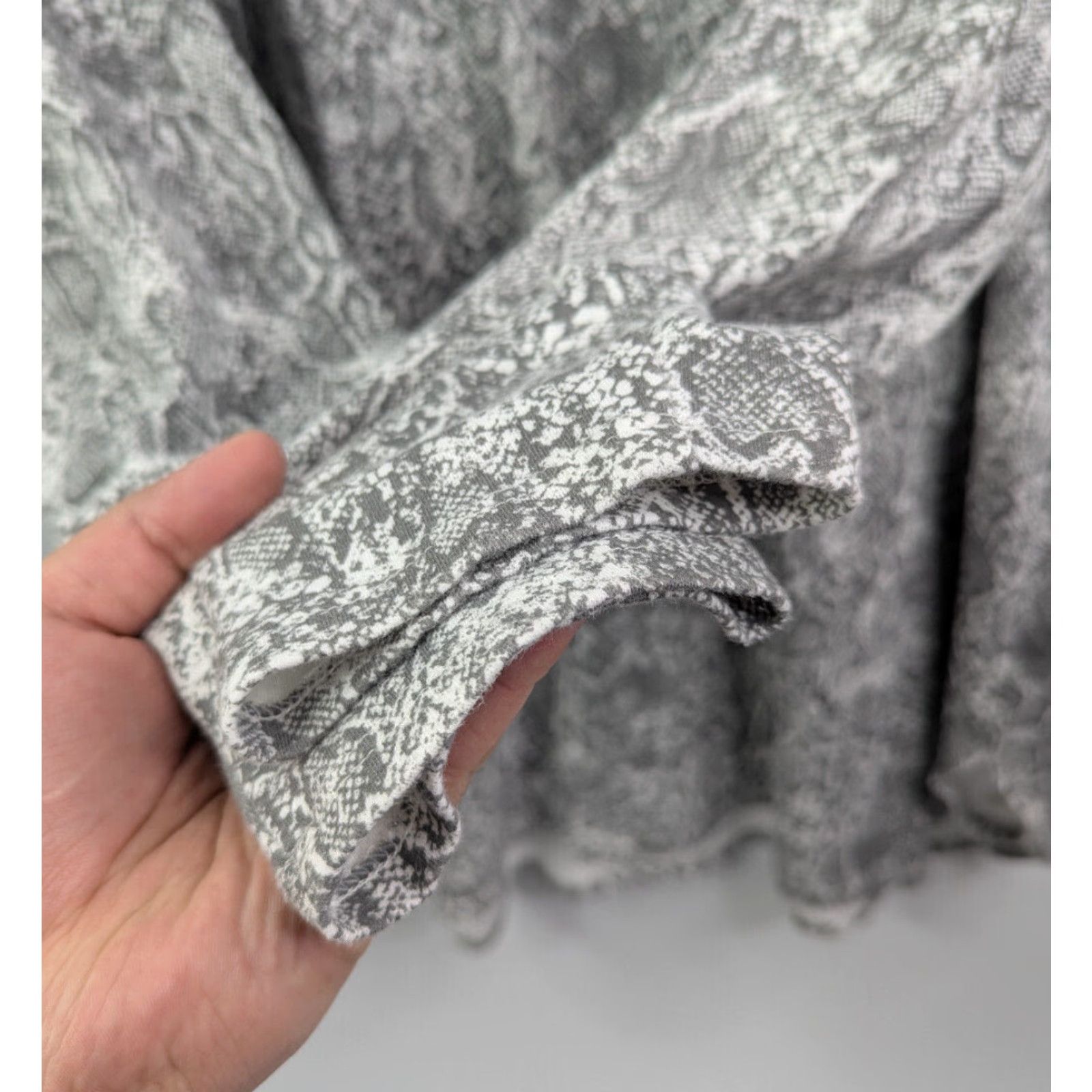 Vintage VINTAGE Chico's Snake Print Mock Neck Tunic Top Womens 2XL Gray Long Sleeve Size XXL / US 16-18 / IT 52-54 - 2 Thumbnail