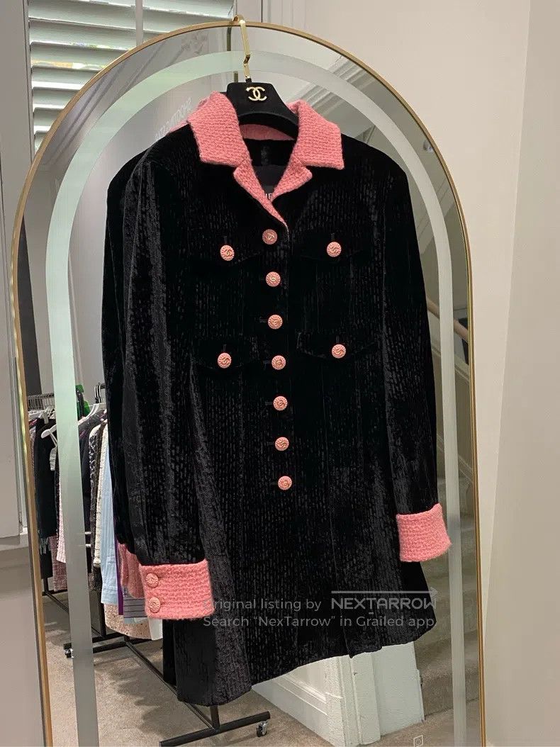 Chanel 22-year-old black velvet long coat