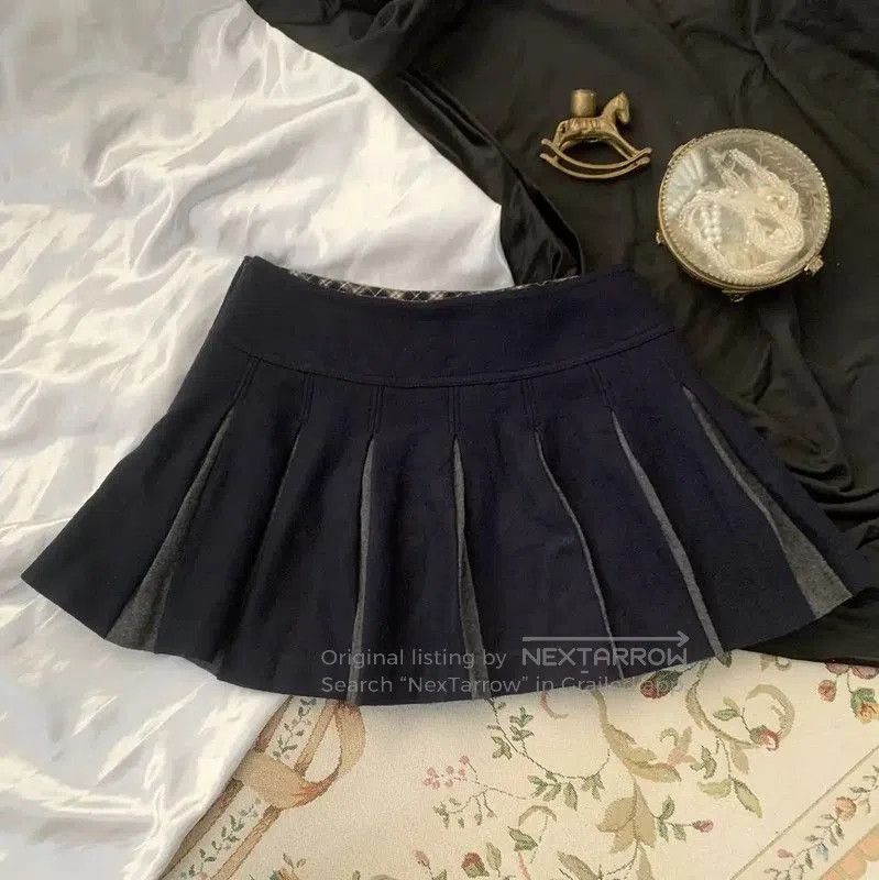 Burberry Burberry Pleated Wool Mini Skirt in Dark Blue. Size 24" / US 00 / IT 34 - 8 Thumbnail