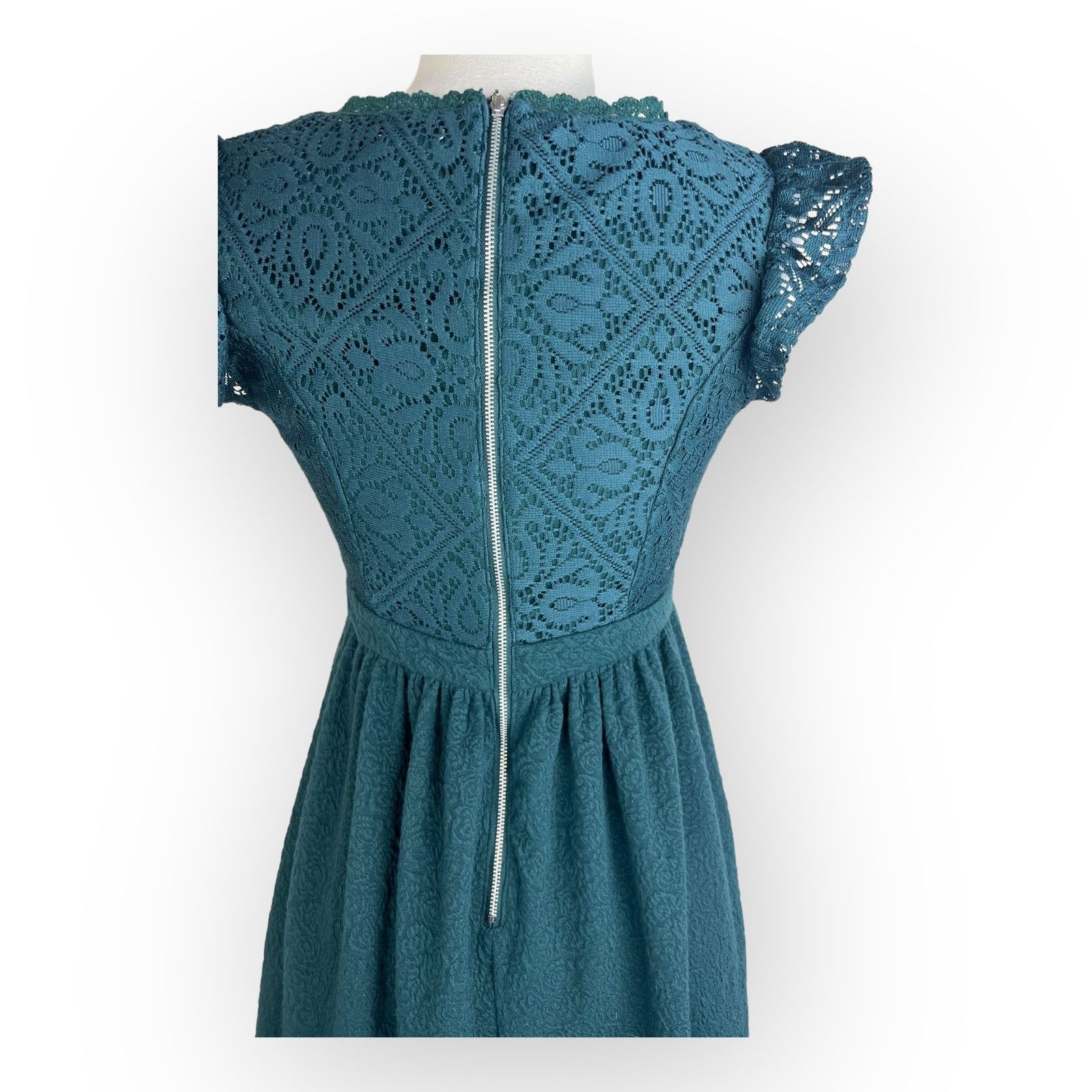 Vintage Women's Xhilaration Green Lace Dress Elegant Flutter Sleeves Size S / US 4 / IT 40 - 4 Thumbnail
