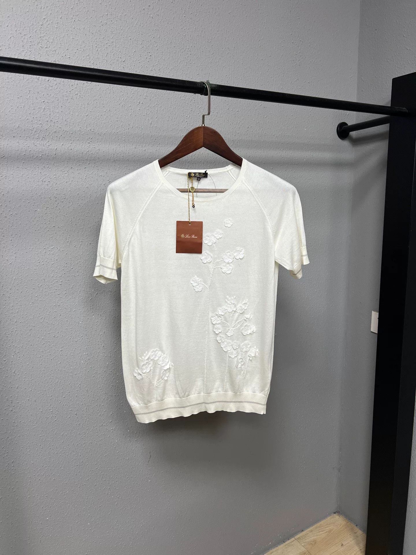 Loro Piana Loro Piana White Floral Embroidery Short Sleeve Size L / US 10 / IT 46 - 1 Thumbnail