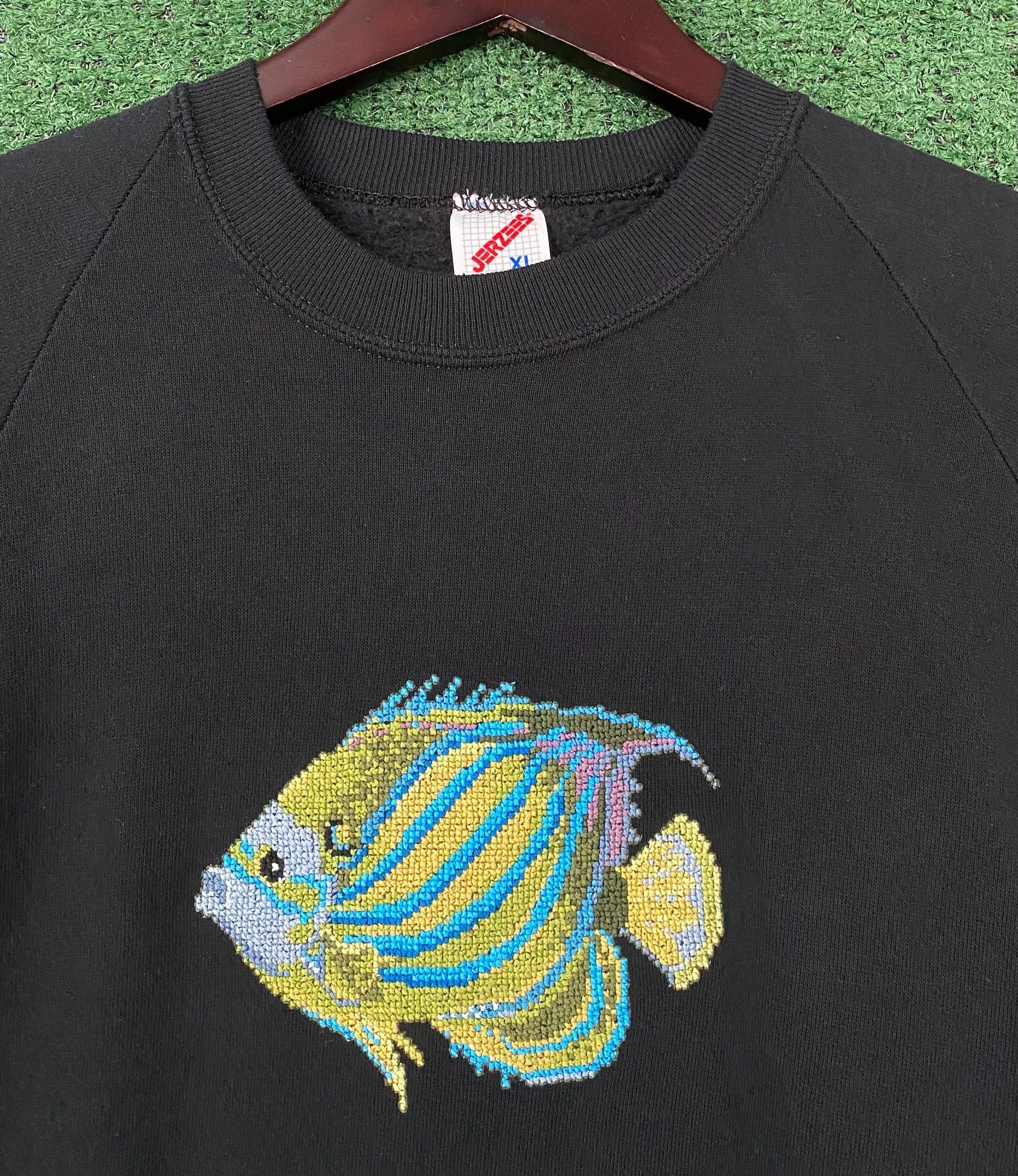 Jerzees 90’s Embroidered Tropical Angle Fish Sweatshirt Large Size L / US 10 / IT 46 - 6 Thumbnail