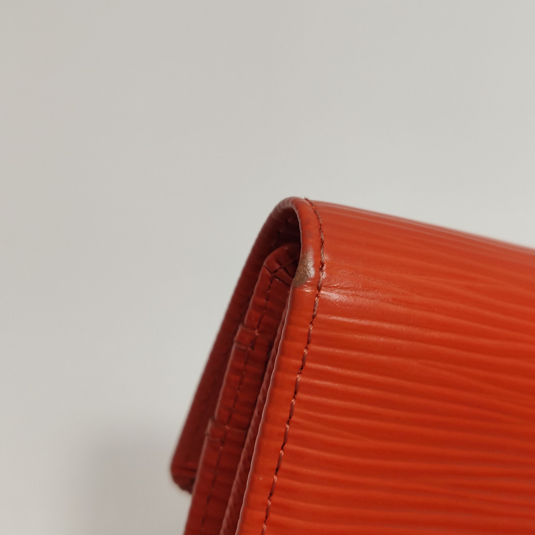 Louis Vuitton Louis Vuitton (LV) Cowhide Solid Color Water Ripple Wallet Size ONE SIZE - 5 Thumbnail