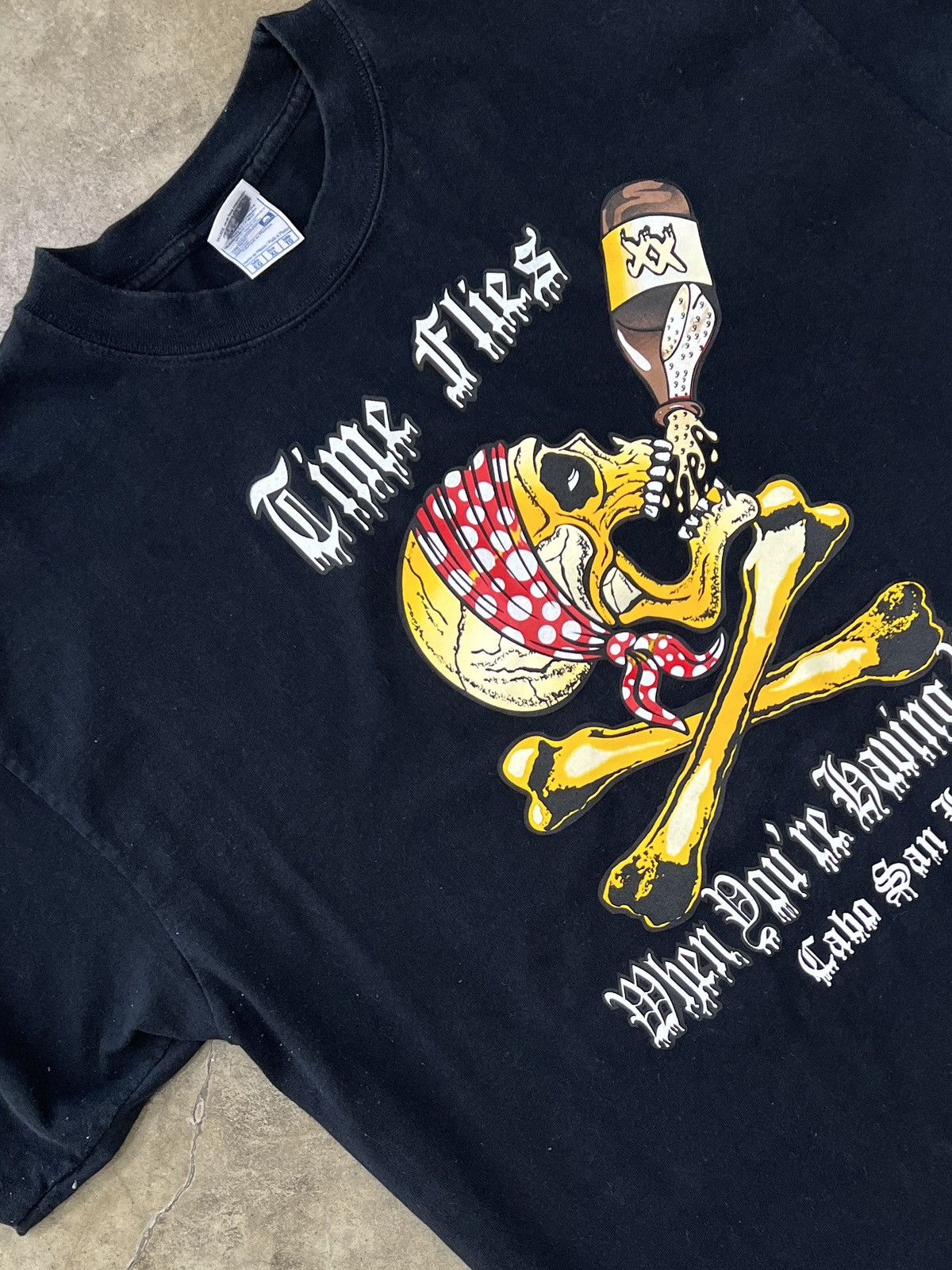 Vintage Vintage Time Flies Pirate Skull Bones Drinking Tee XL Size US XL / EU 56 / 4 - 1 Thumbnail