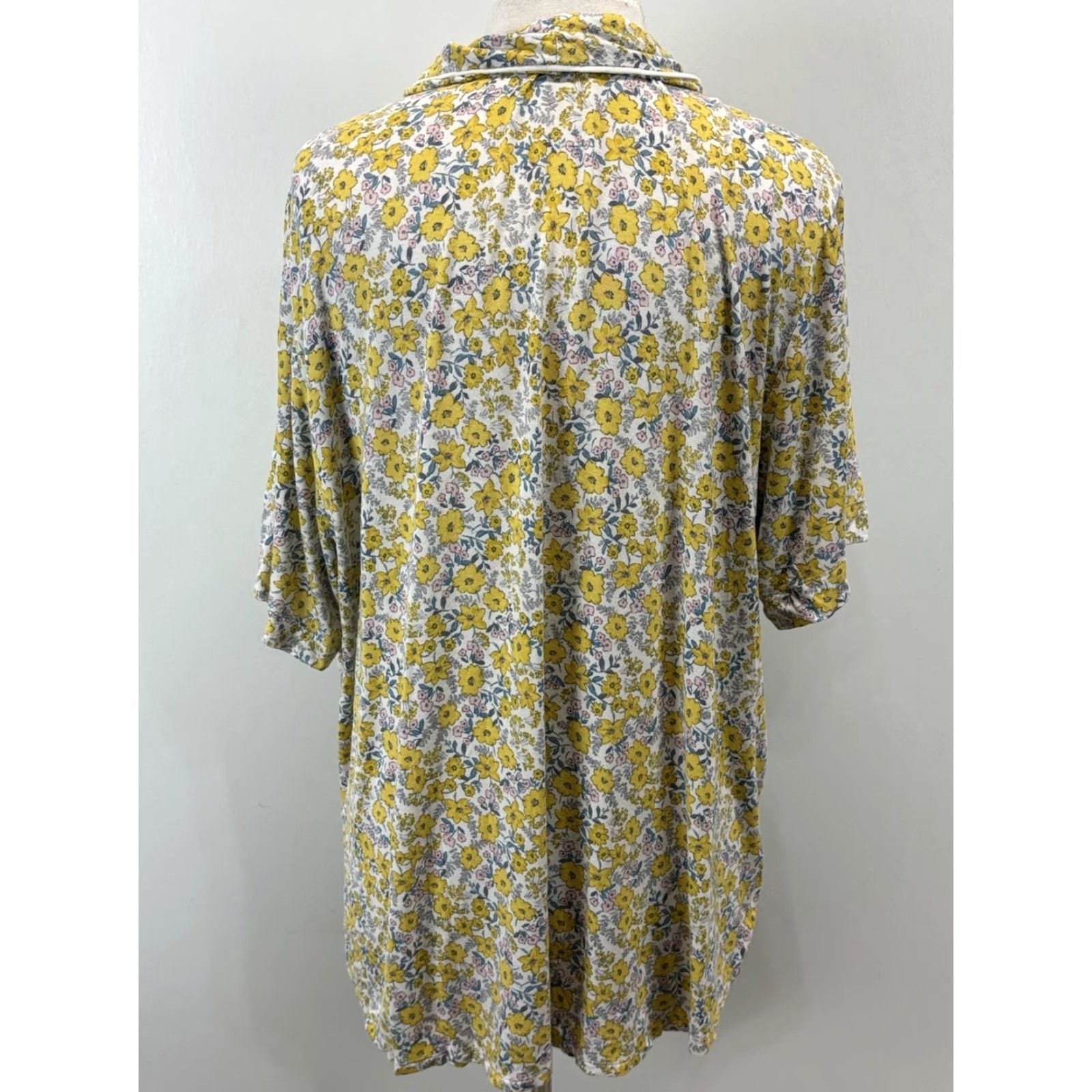 Loft VINTAGE? Wait LOFT is not vintage. So: LOFT Pajama Set | Women's Plus Size 16/18 | Short Sleeve Floral Yellow Rayon Blend 2-Piece Sleepwear Set Size 38" / US 16 / IT 52 - 4 Thumbnail