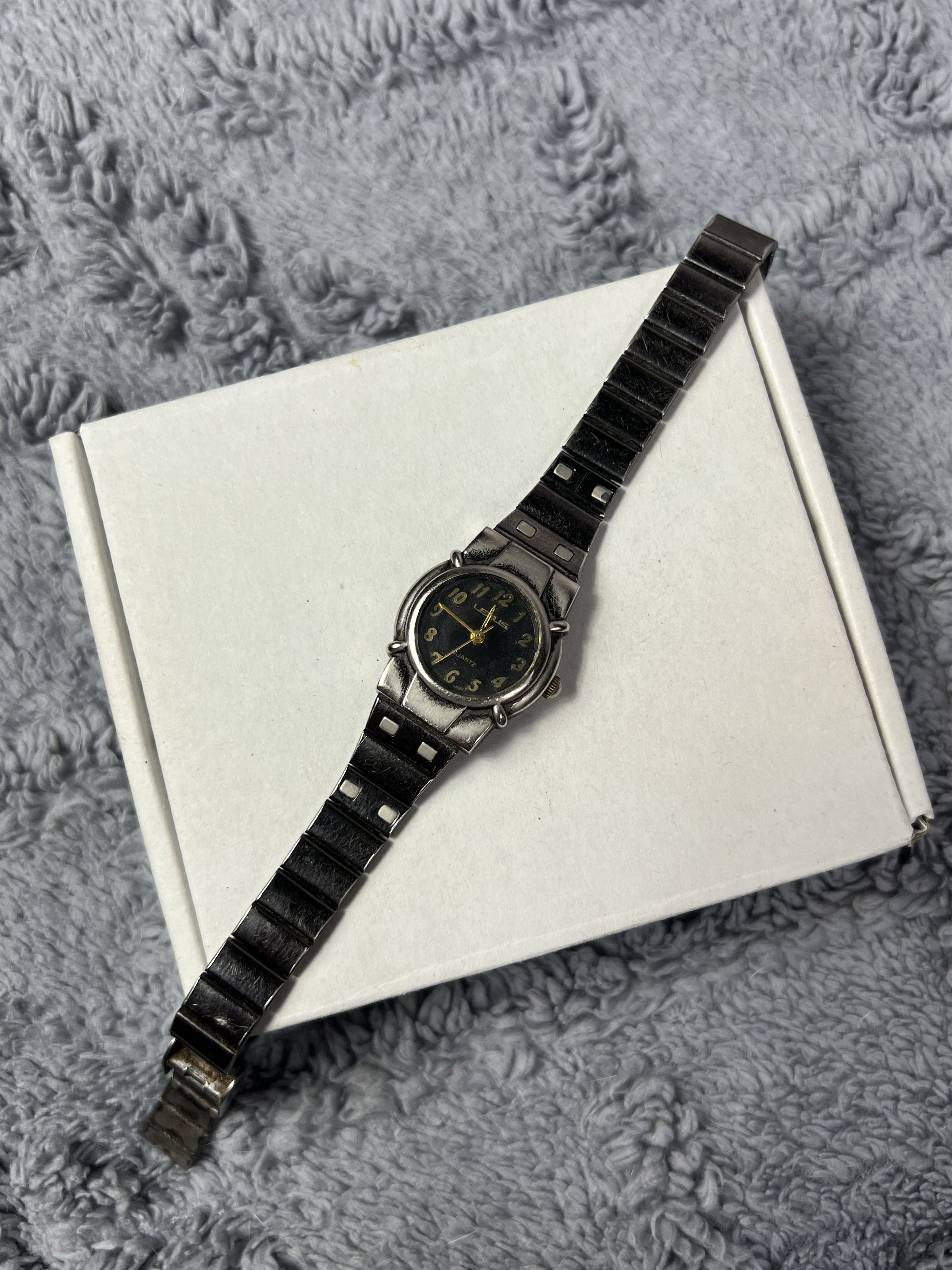Japanese Brand Futuristic Minimalistic Japanese Style Bracelet Watch Size ONE SIZE - 3 Thumbnail