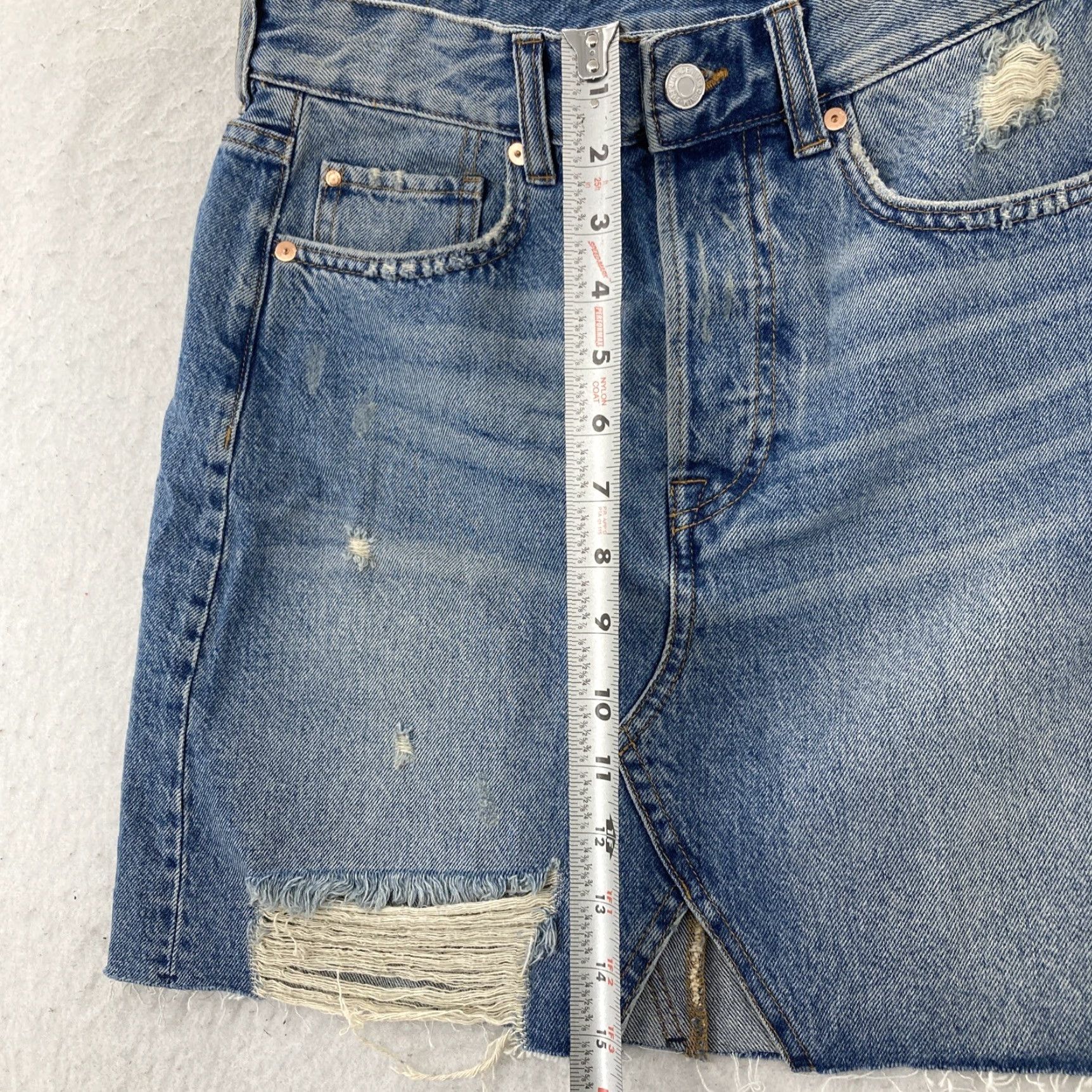 Levi's Levi's Denim Skirt Women’s 6 Blue Distressed Raw Hem A-Line Short with Pockets, Cotton Blend, Regular, Denim, Zip Closure, Solid Pattern, Shirt? Size 28" / US 6 / IT 42 - 4 Thumbnail
