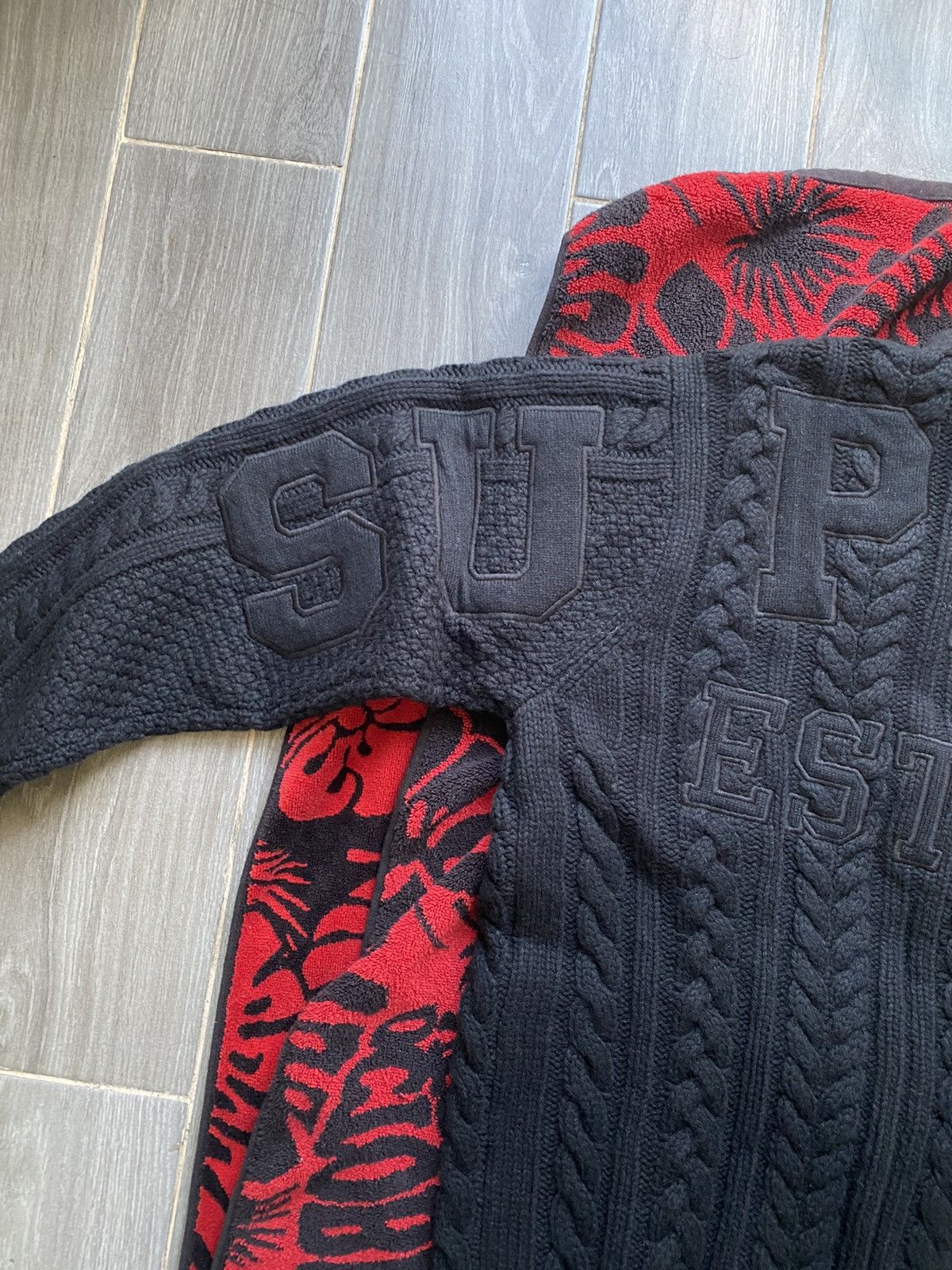 Supreme Applique Cable Knit　XL Supreme Appliqué Cable Knit Sweater (FW23) - $198