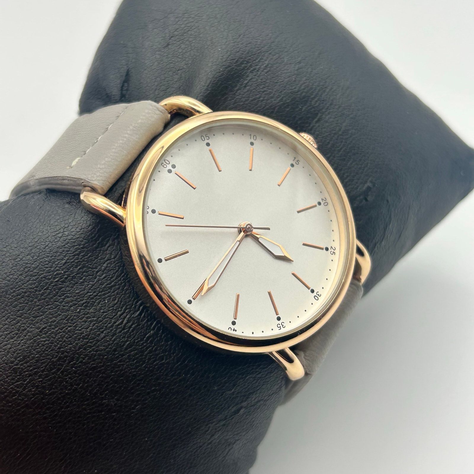 Other Ladies Classic Quartz Watch Gold Tone Gray Leather Band Size ONE SIZE - 3 Thumbnail