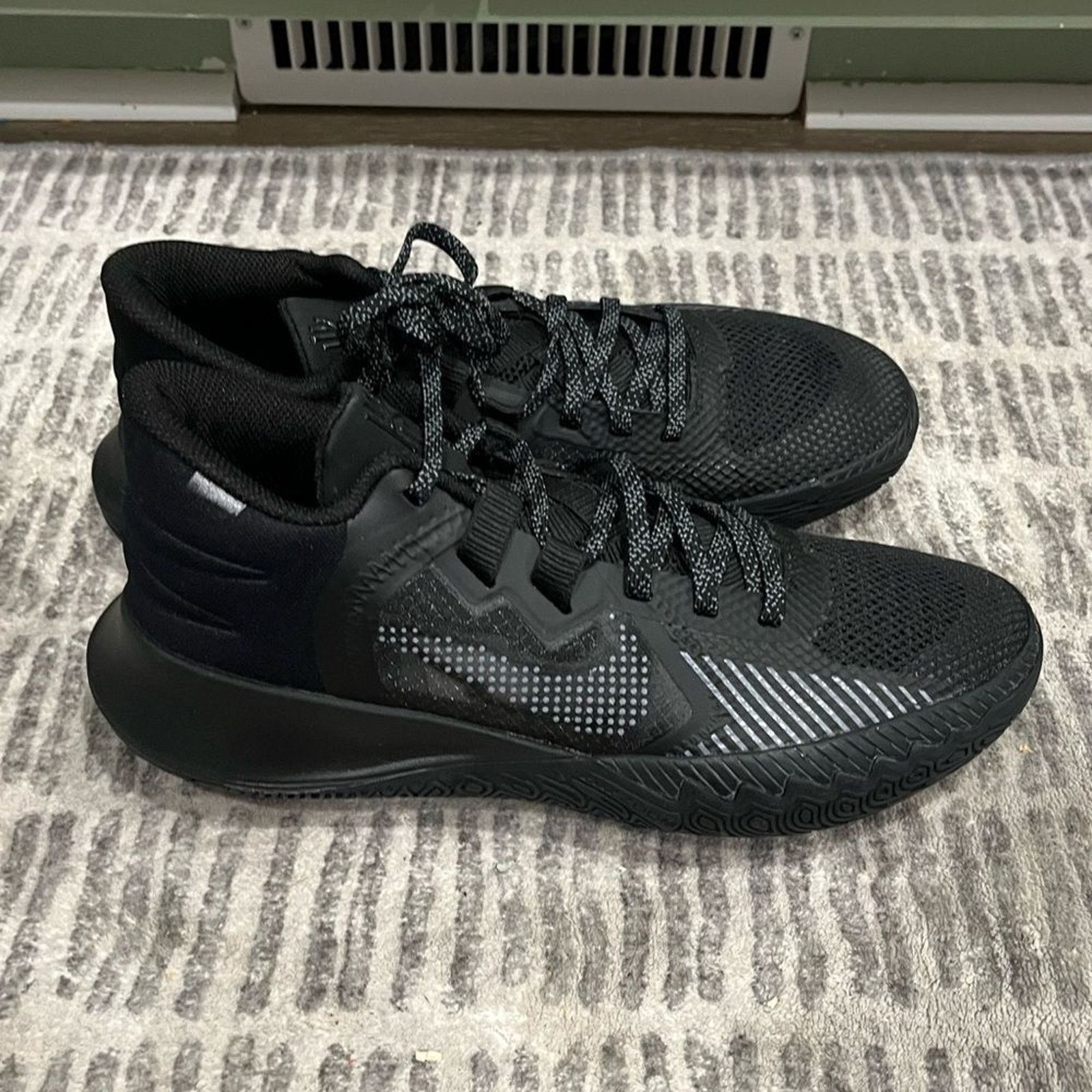 Nike NWOT Nike Kyrie Flytrap 5 Basketball Shoes CZ4100-004 Size US 8 / EU 41 - 1 Thumbnail