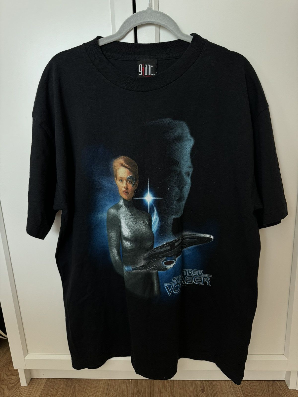 Vintage Star Trek Voyager 1998 vintage t shirt Angelina Jolie rare Size US XL / EU 56 / 4 - 1 Thumbnail