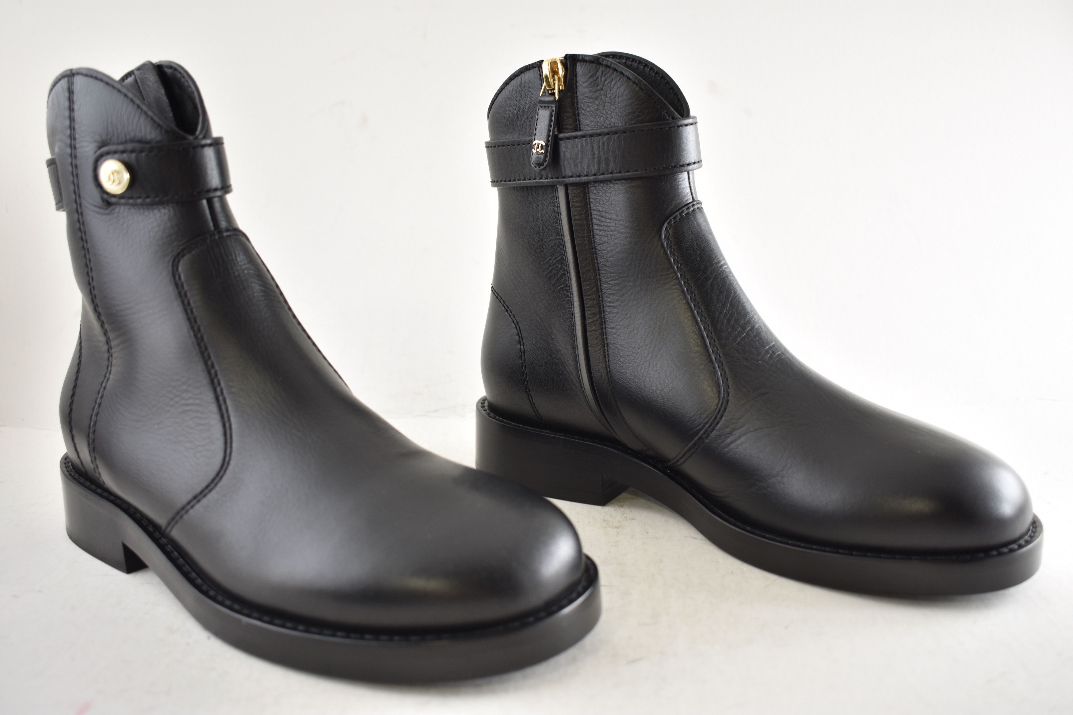 Chanel Chanel 24K Leather Pearl CC Western Short Ankle Boots 37 Size US 7 / IT 37 - 2 Thumbnail