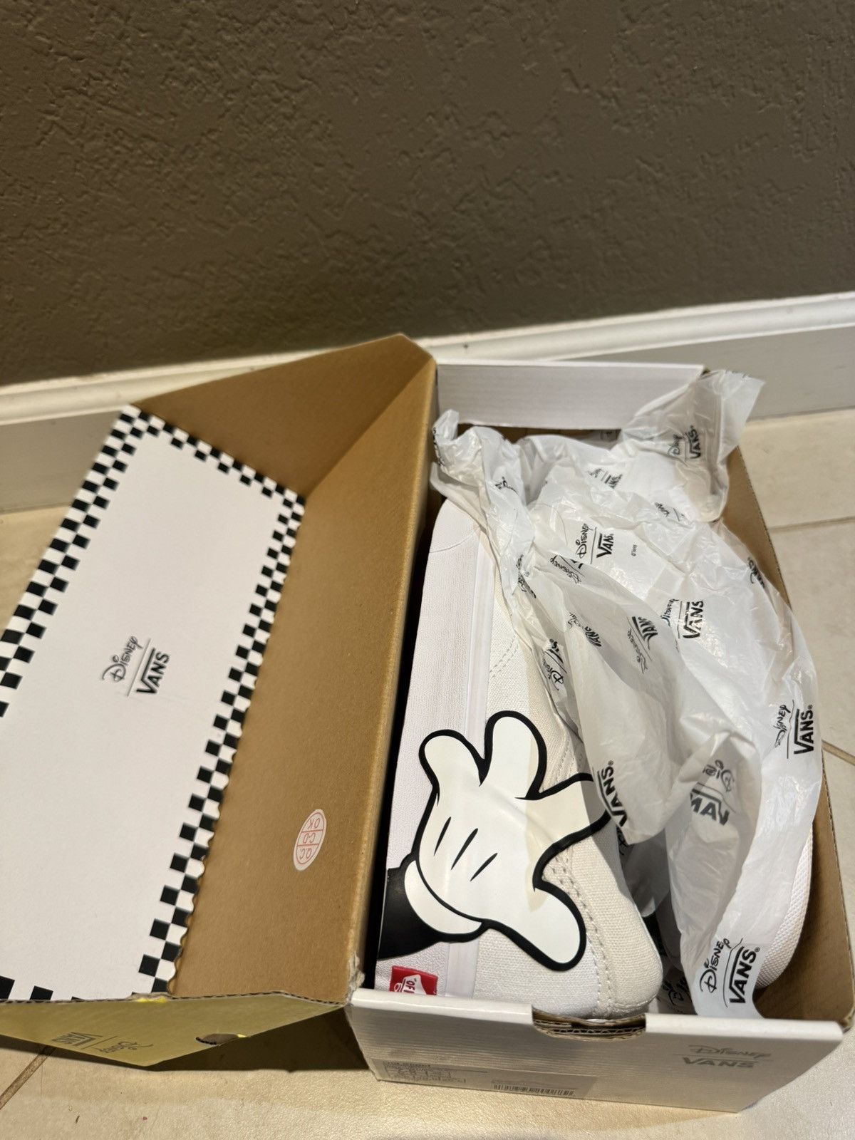Disney × Vans NEW Disney x Vans 7.5 Men 9 Women White Mickey Old School Size US 7.5 / EU 40-41 - 7 Thumbnail