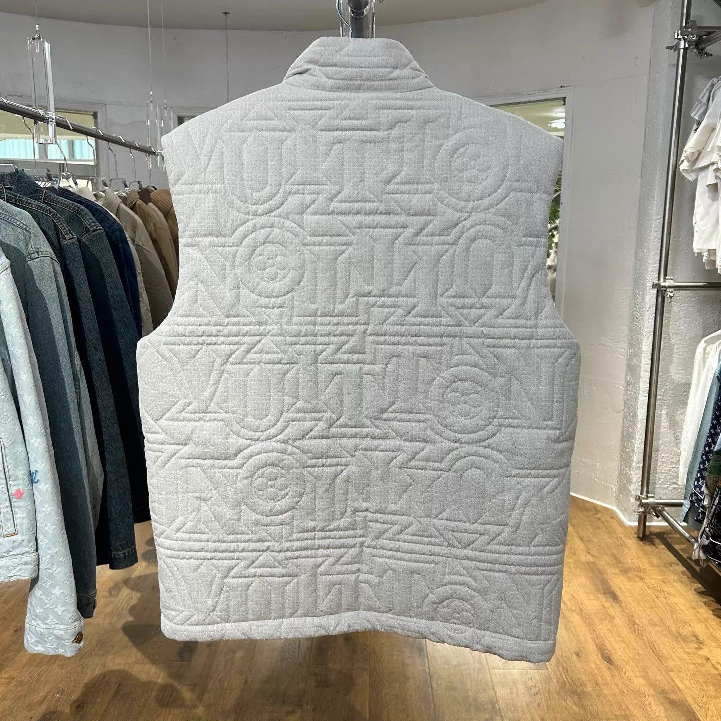 Louis Vuitton Louis Vuitton Snow SS23 down vest men's white Size US M / EU 48-50 / 2 - 2 Thumbnail