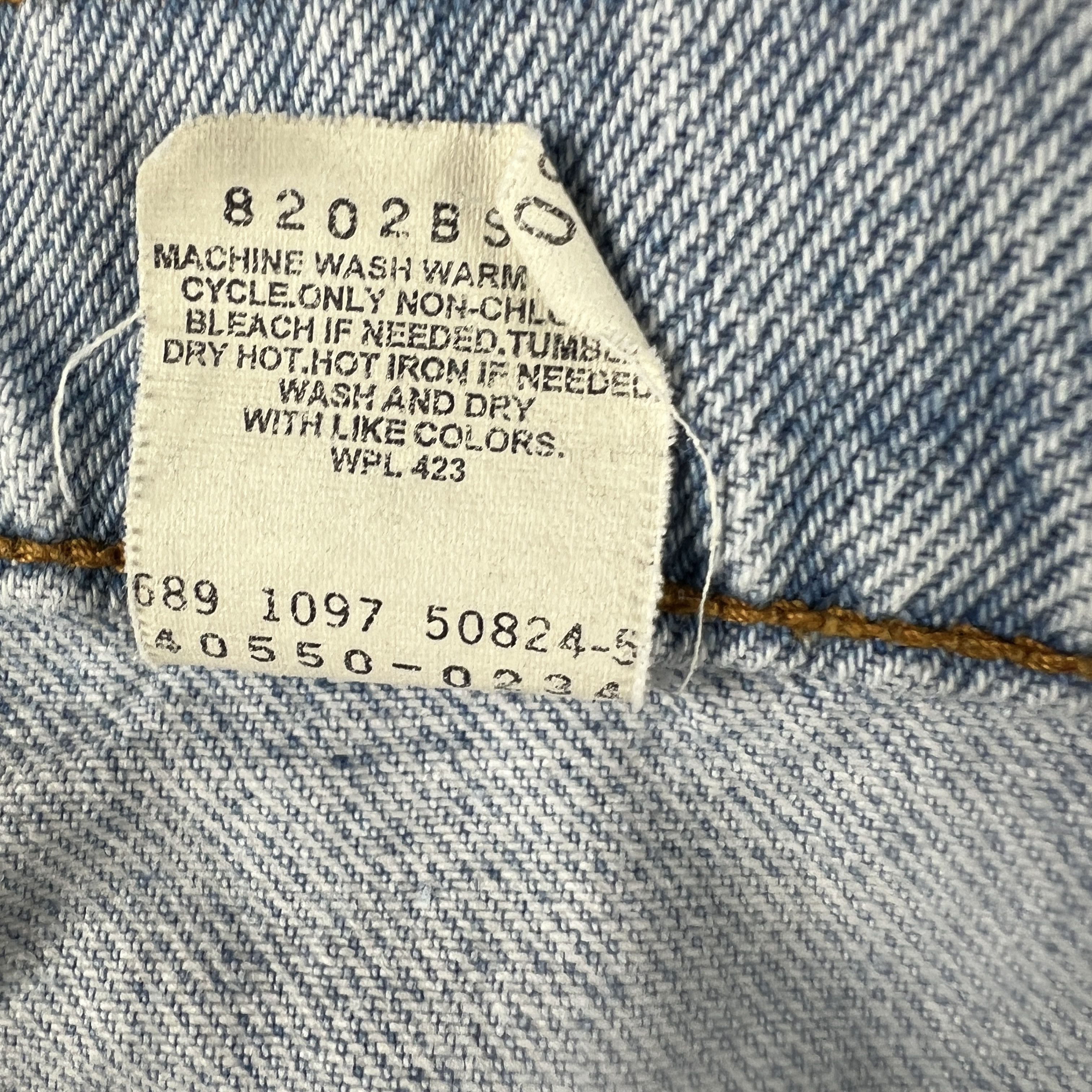 Levi's VTG Levi's Jeans 550 Relaxed Blue Thrashed Denim Orange Tab Size US 33 - 7 Thumbnail