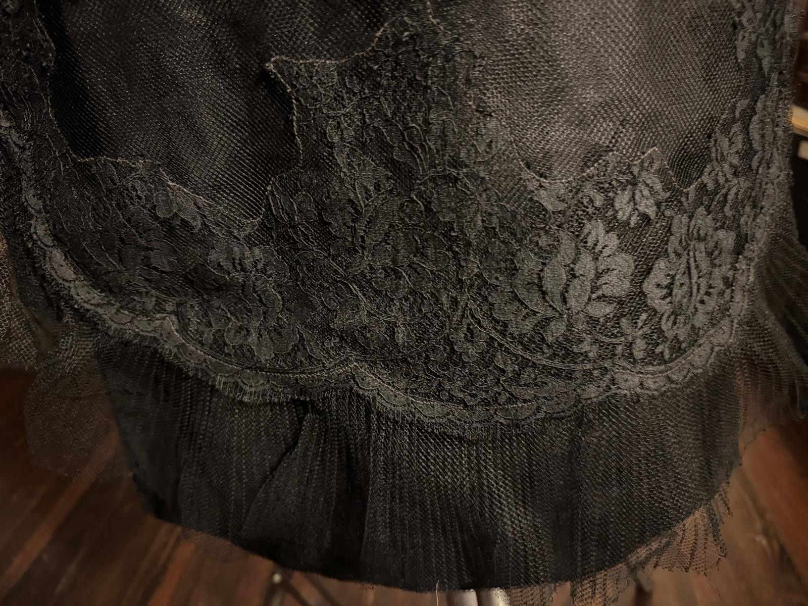 Designer 1950s Wiggle Cocktail Dress Black lace. * slightly wounded Size M / US 6-8 / IT 42-44 - 2 Thumbnail