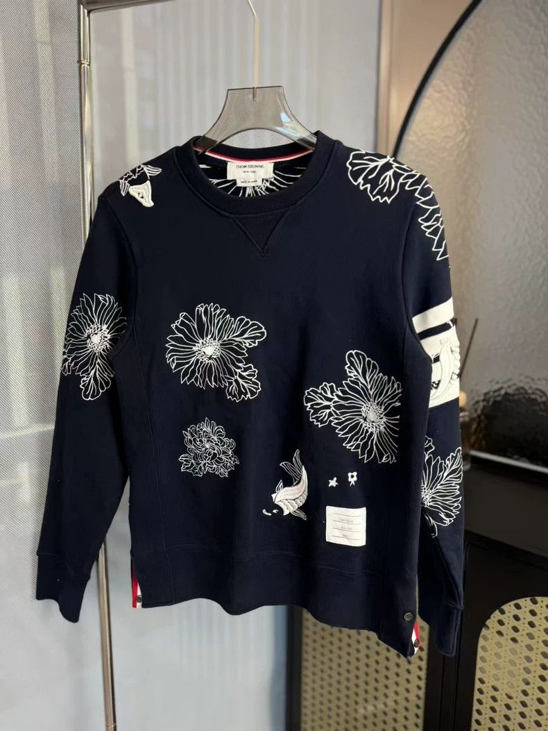 Thom Browne Thom browne Dark blue flower embroidered four-striped round Size US M / EU 48-50 / 2 - 1 Thumbnail