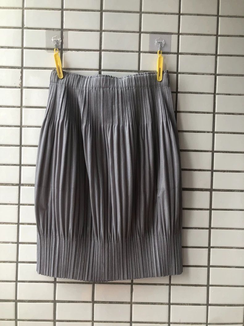 Issey Miyake size:3 Grey pleated skirt