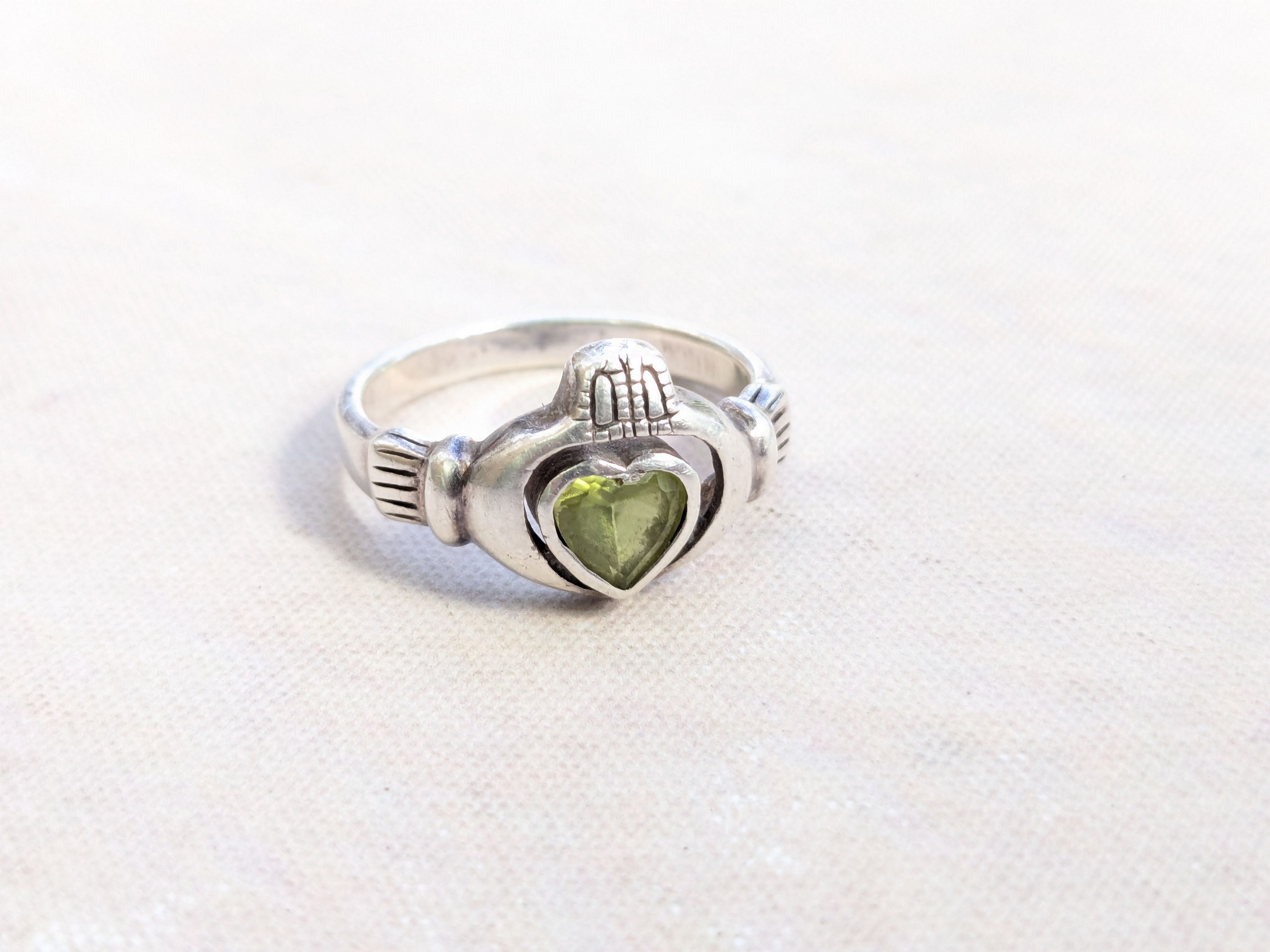 Jewelry Vintage Sterling Silver Ring Hearts Green Peridot 9 Band Size ONE SIZE - 4 Thumbnail