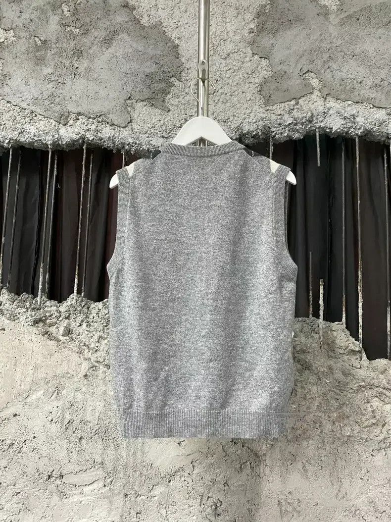 Miu Miu Miu Miu 40 Cashmere rhombic embroidered letter logo vest Size M / US 6-8 / IT 42-44 - 2 Thumbnail