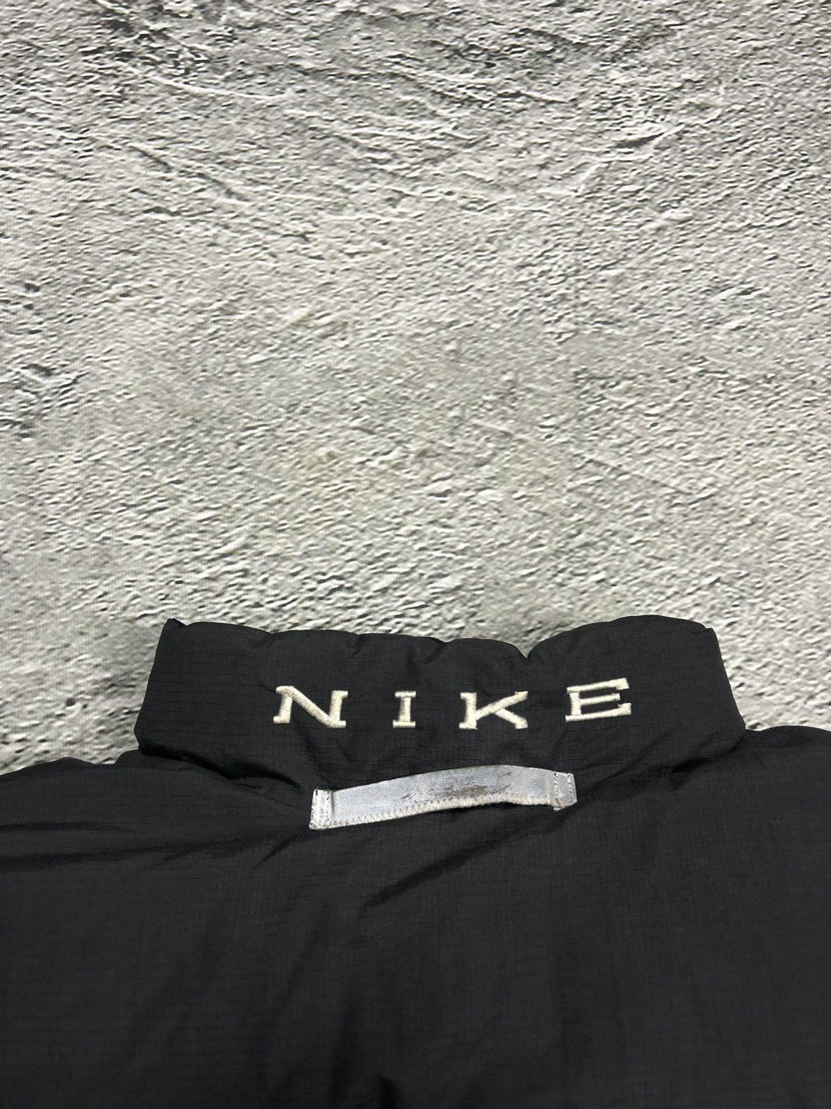 Nike × Vintage Nike black puffer jacket big logo reversible vintage 90s Size US L / EU 52-54 / 3 - 8 Thumbnail