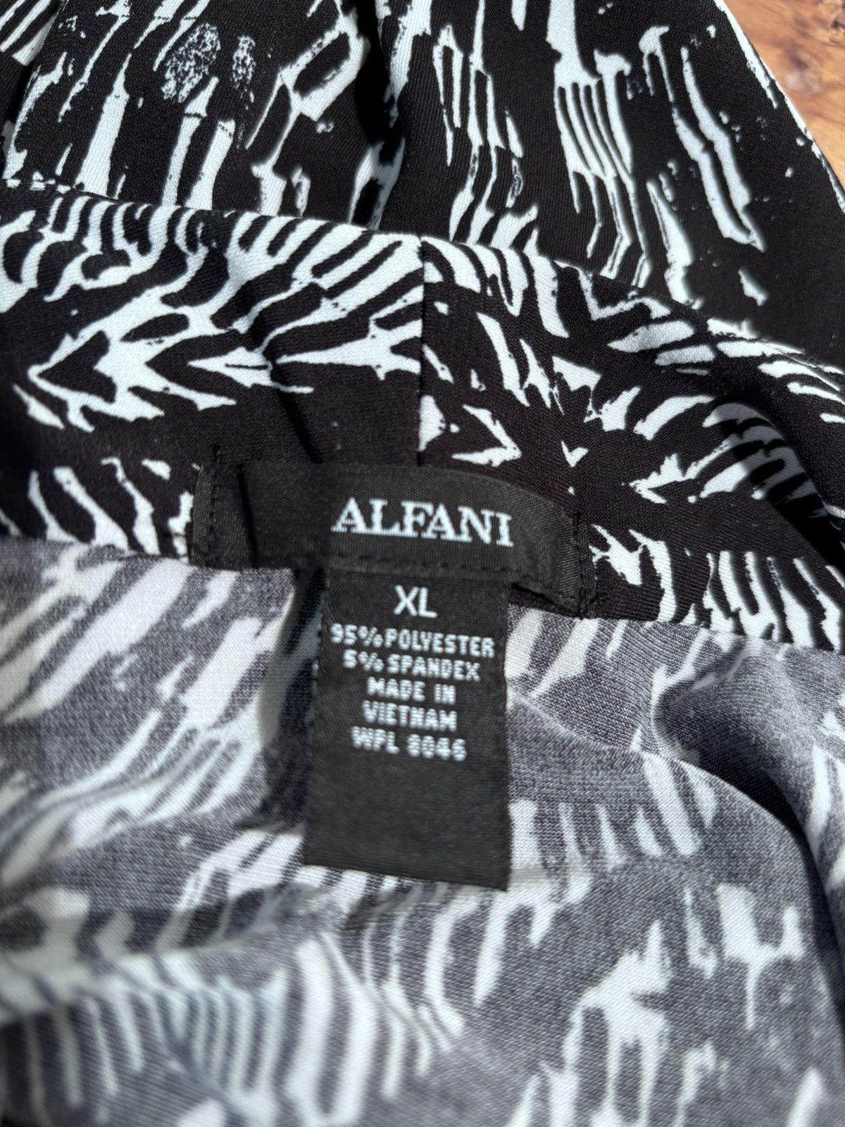 Alfani Alfani V Neck Abstract Print Blouse Size XL / US 12-14 / IT 48-50 - 10 Thumbnail