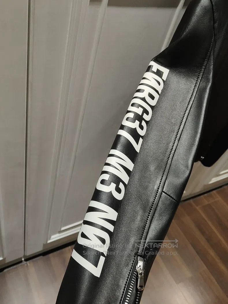 Valentino Valentino The woman wears a leather coat Size S / US 4 / IT 40 - 4 Thumbnail