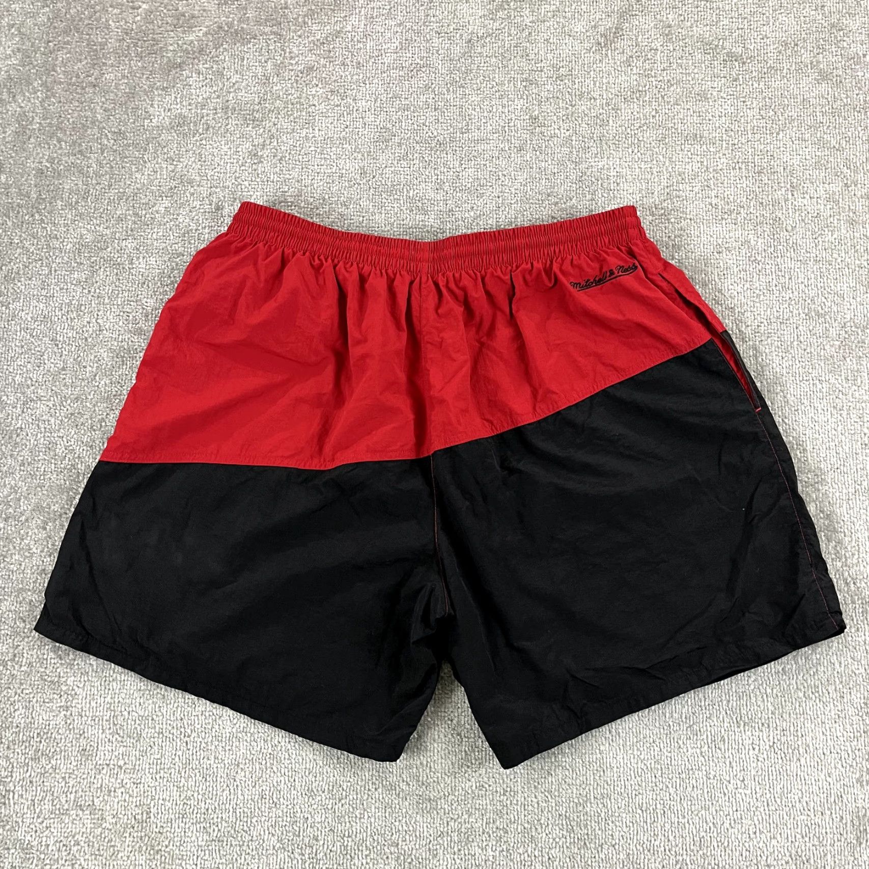 Mitchell & Ness VINTAGE MITCHELL & NESS Shorts Mens 2XL-XXL 7" Red Black Chicago Bulls NBA Basketball Shorts Mens Regular 2XL Black Red Bulls Size US 39 - 2 Thumbnail