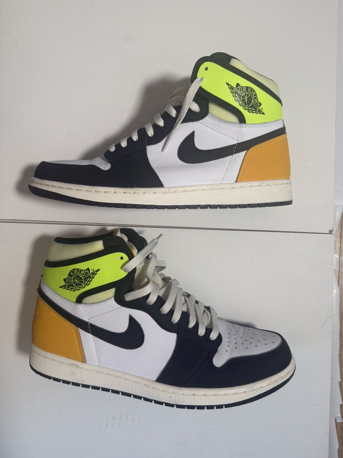 Jordan Brand Jordan 1 High - Volt Gold Size US 11.5 / EU 44-45 - 2 Thumbnail