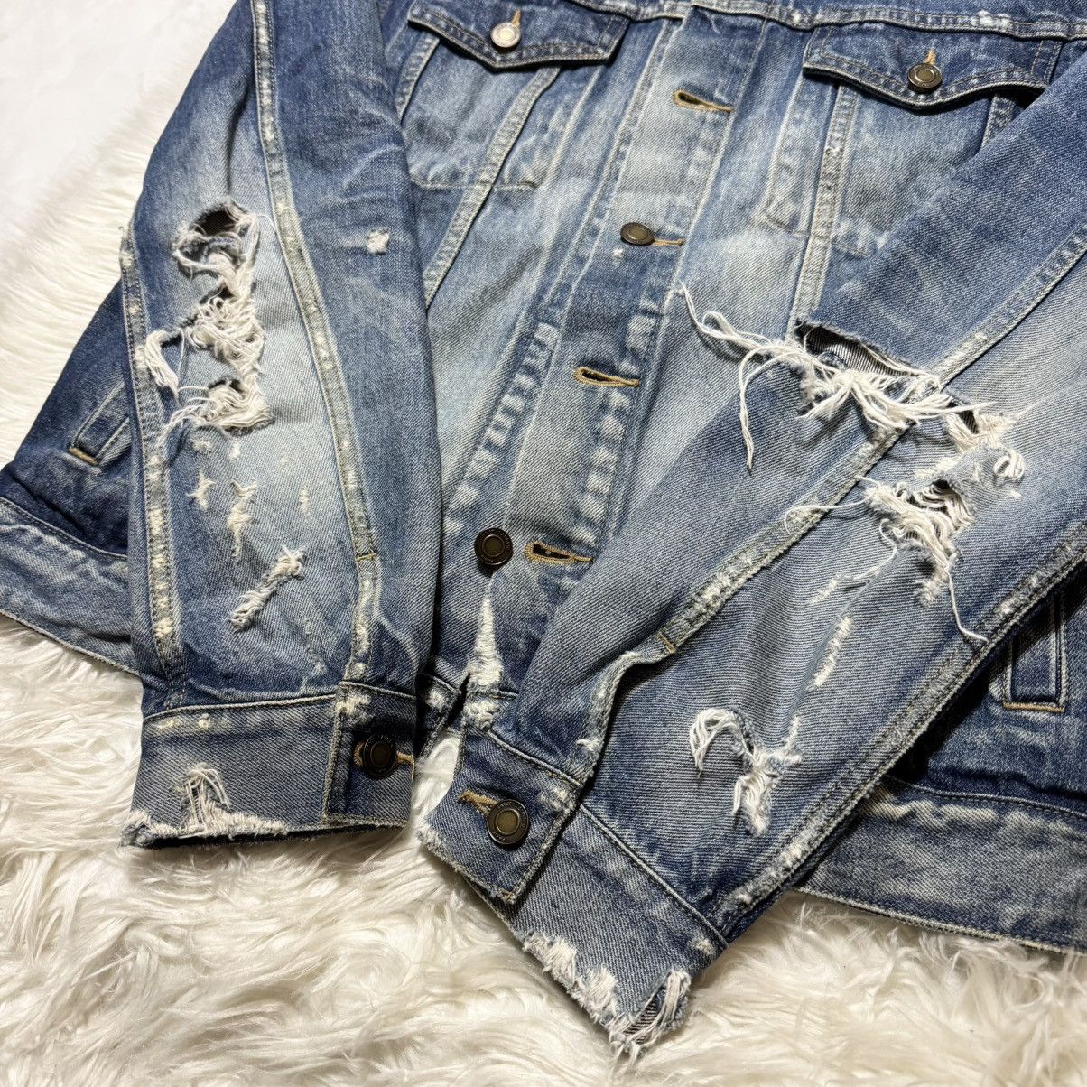 Saint Laurent Paris Saint Laurent Paris Distressed Trucker Denim Jacket Size US L / EU 52-54 / 3 - 13 Thumbnail