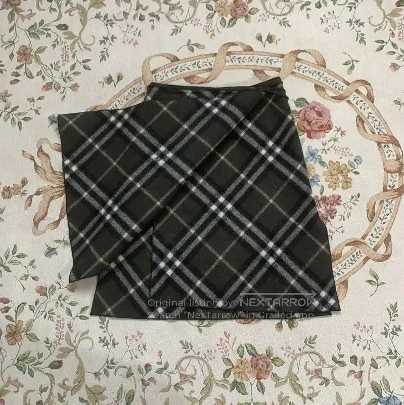 Burberry Burberry Green Wool Midi Skirt. Size 23" - 4 Thumbnail