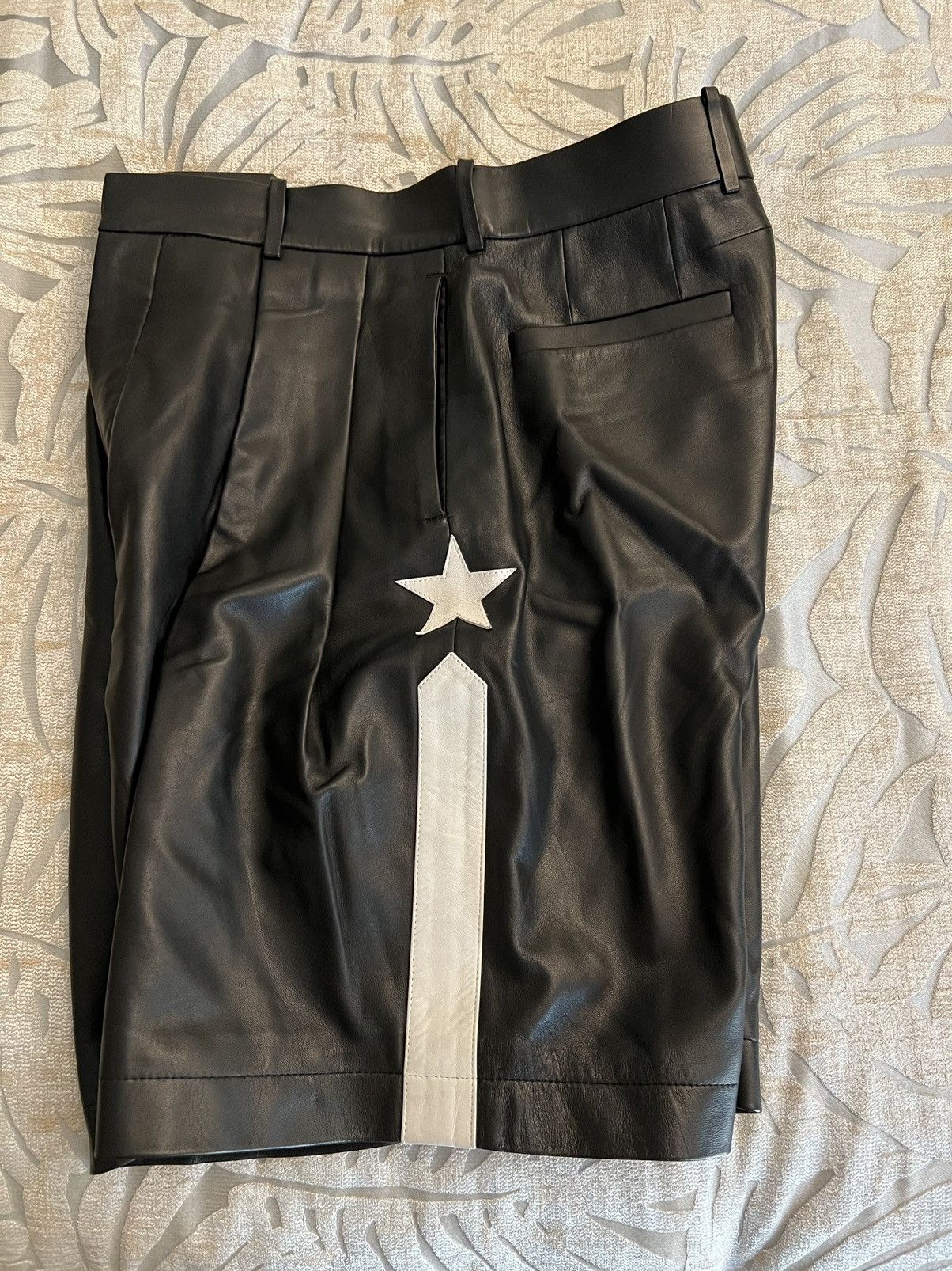Givenchy Givenchy Tailored Bermuda Star Leather Shorts Size US 30 / EU 46 - 2 Thumbnail
