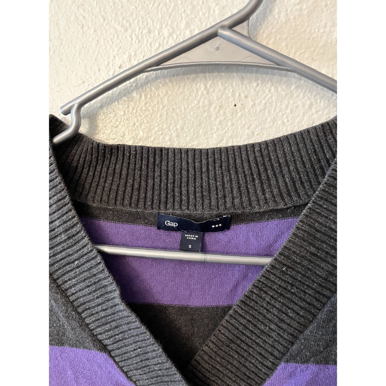 Gap GAP V-Neck Sweater Women Long Sleeve Size Small Purple Basic Size S / US 4 / IT 40 - 2 Thumbnail