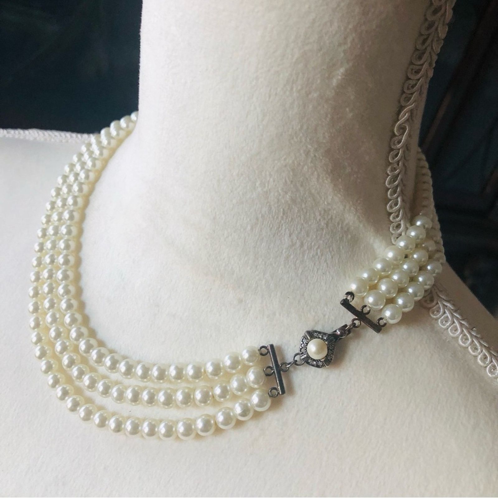 Vintage Vintage Feinberg triple strand white glass pearl necklace Size ONE SIZE - 4 Thumbnail