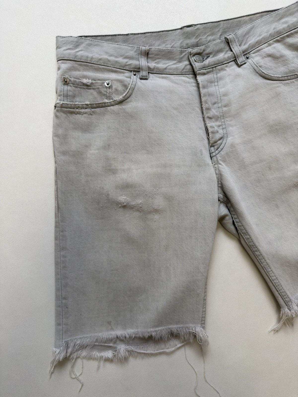 Helmut Lang OG ‘Thrashed’ Gray Cut Off Jean Shorts Size US 32 / EU 48 - 2 Thumbnail