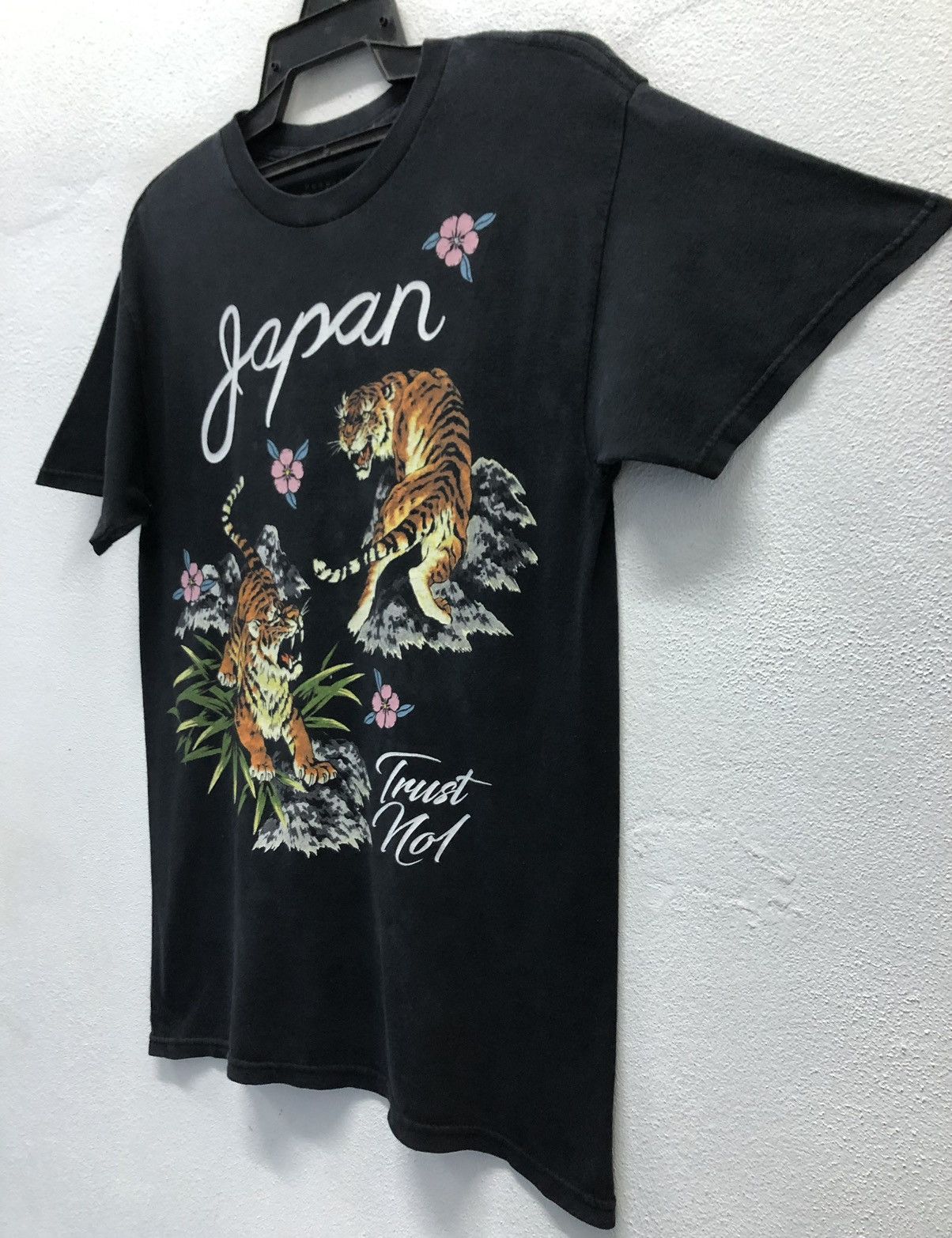 Vintage Vintage Popular Poison Japan Graphic And Two Tigers T-Shirt Size US M / EU 48-50 / 2 - 5 Thumbnail