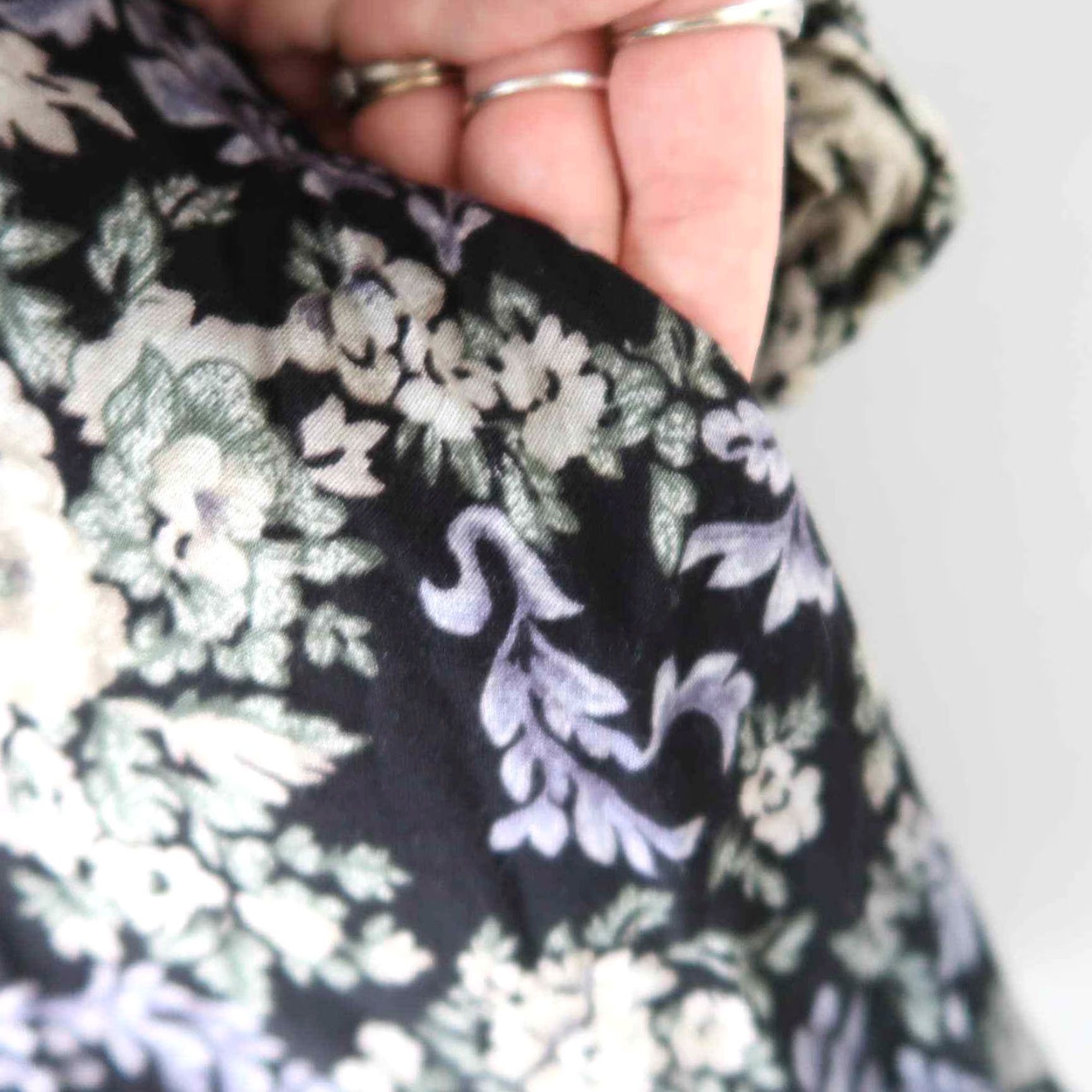 Vintage VINTAGE 1990s Black Cream Baroque Floral Print Midi Dress 6 Bohemian Long Sleeve Pockets Full Skirt Size M / US 6-8 / IT 42-44 - 5 Thumbnail