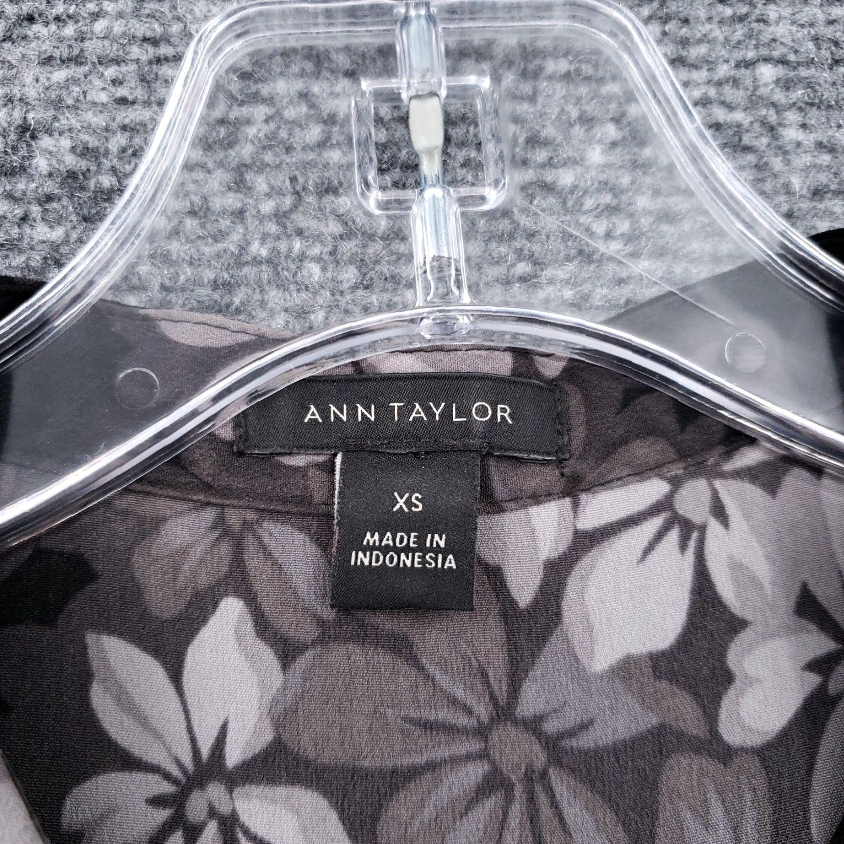 Ann Taylor Ann Taylor Shirt Womens XS Black Floral Button Up Bell Long Sleeve Blouse Boho Size XS / US 0-2 / IT 36-38 - 7 Thumbnail