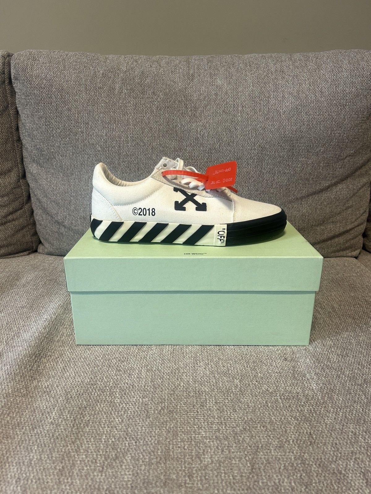 Off-White Off-white Vulc Low White (Updated Stripes) Size US 7 / EU 40 - 1 Thumbnail