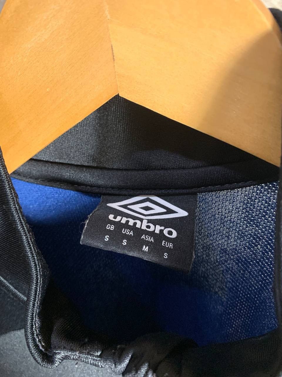 Umbro × Vintage VERY RARE UMBRO DERBI UNITED ENGLAND TRAINING SOCCER JERSEY Size US S / EU 44-46 / 1 - 4 Thumbnail