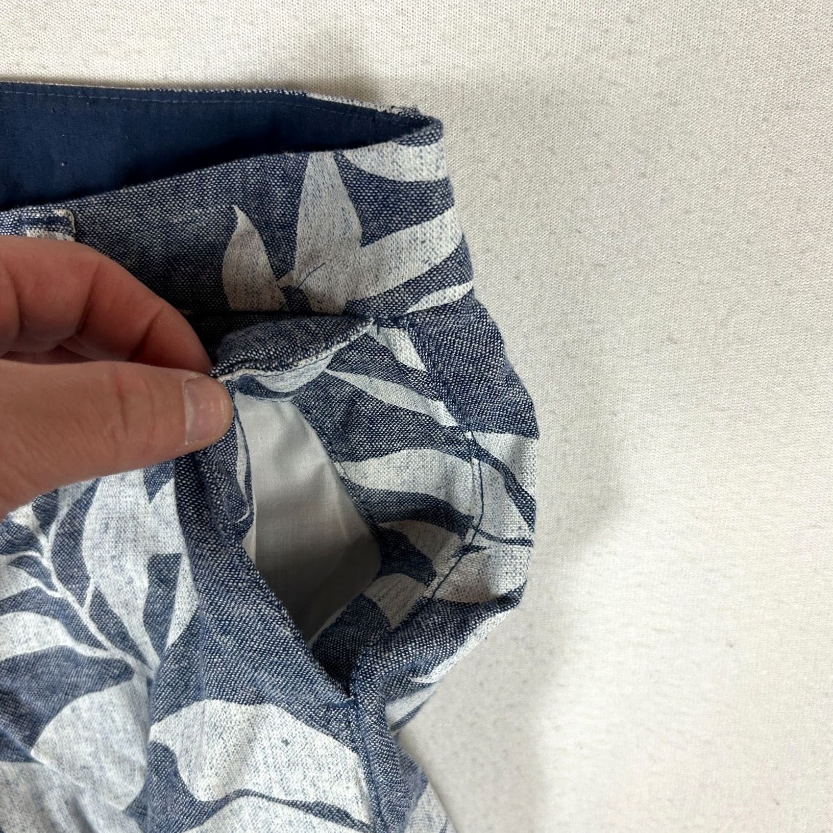 Old Navy Old Navy Chambray Blue Tropical Linen Shorts Womens 2 Mid Rise Casual Easy Care Pockets Summer Spring Tropical Pattern Size 26" / US 2 / IT 38 - 2 Thumbnail
