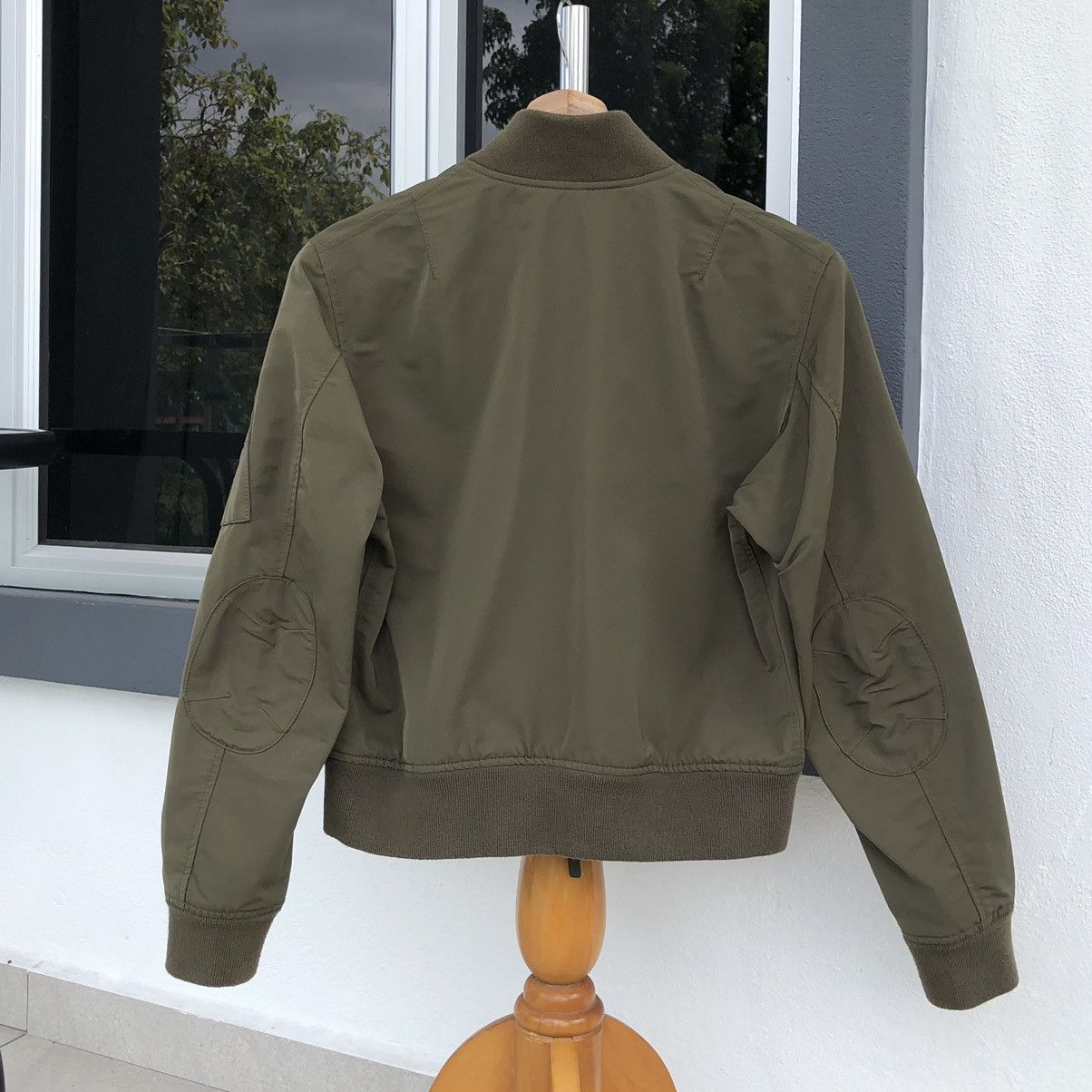 Uniqlo Uniqlo x Carine Roitfeld Crop Top Bomber Jacket Size M / US 6-8 / IT 42-44 - 13 Thumbnail